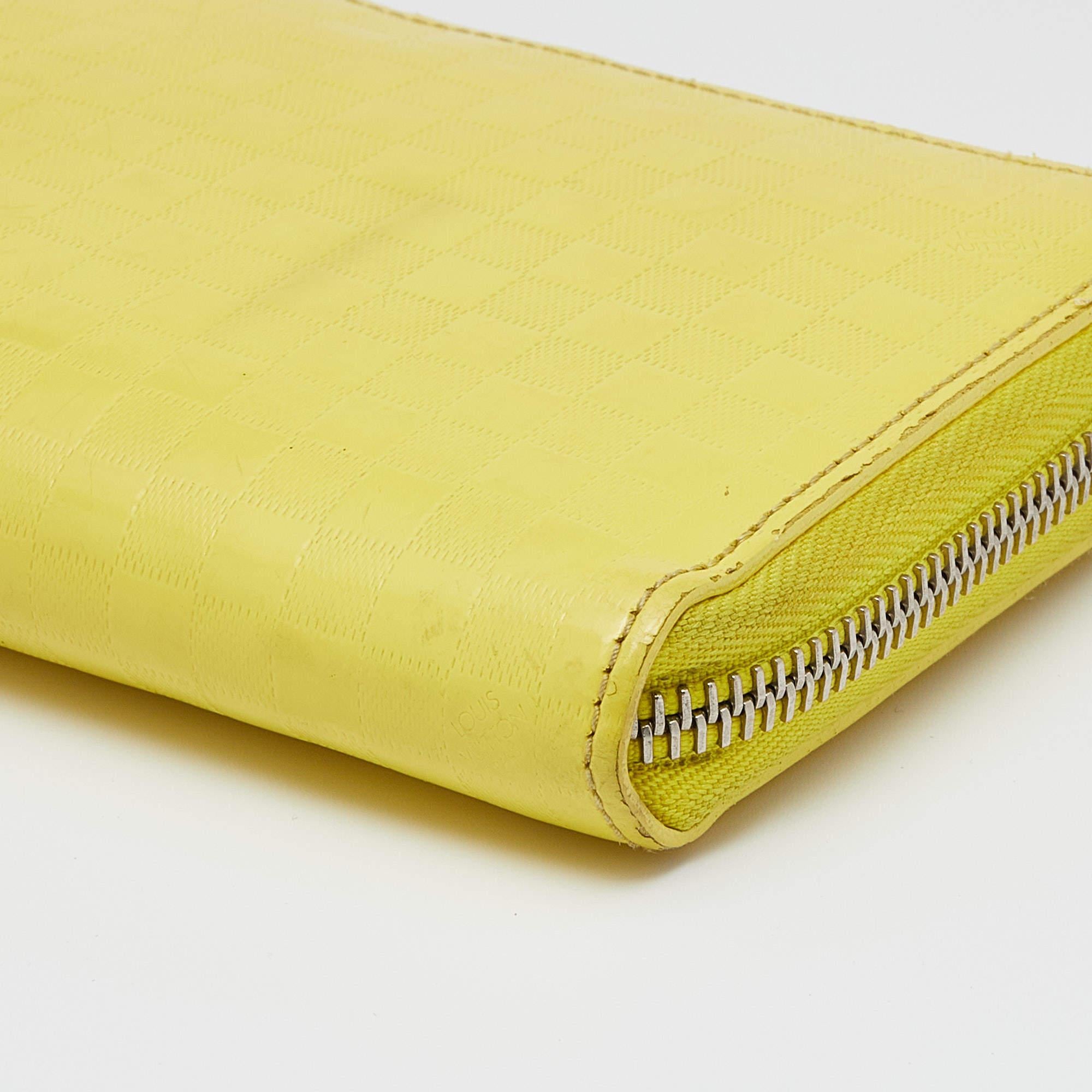 Gelbes Damier Facette-Brieftasche mit Reißverschluss von Louis Vuitton Damen im Angebot
