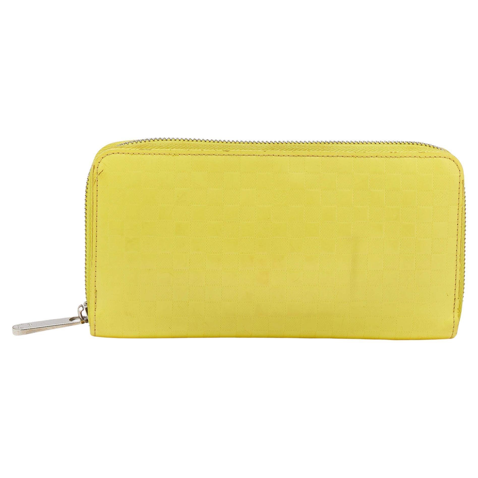 Gelbes Damier Facette-Brieftasche mit Reißverschluss von Louis Vuitton im Angebot