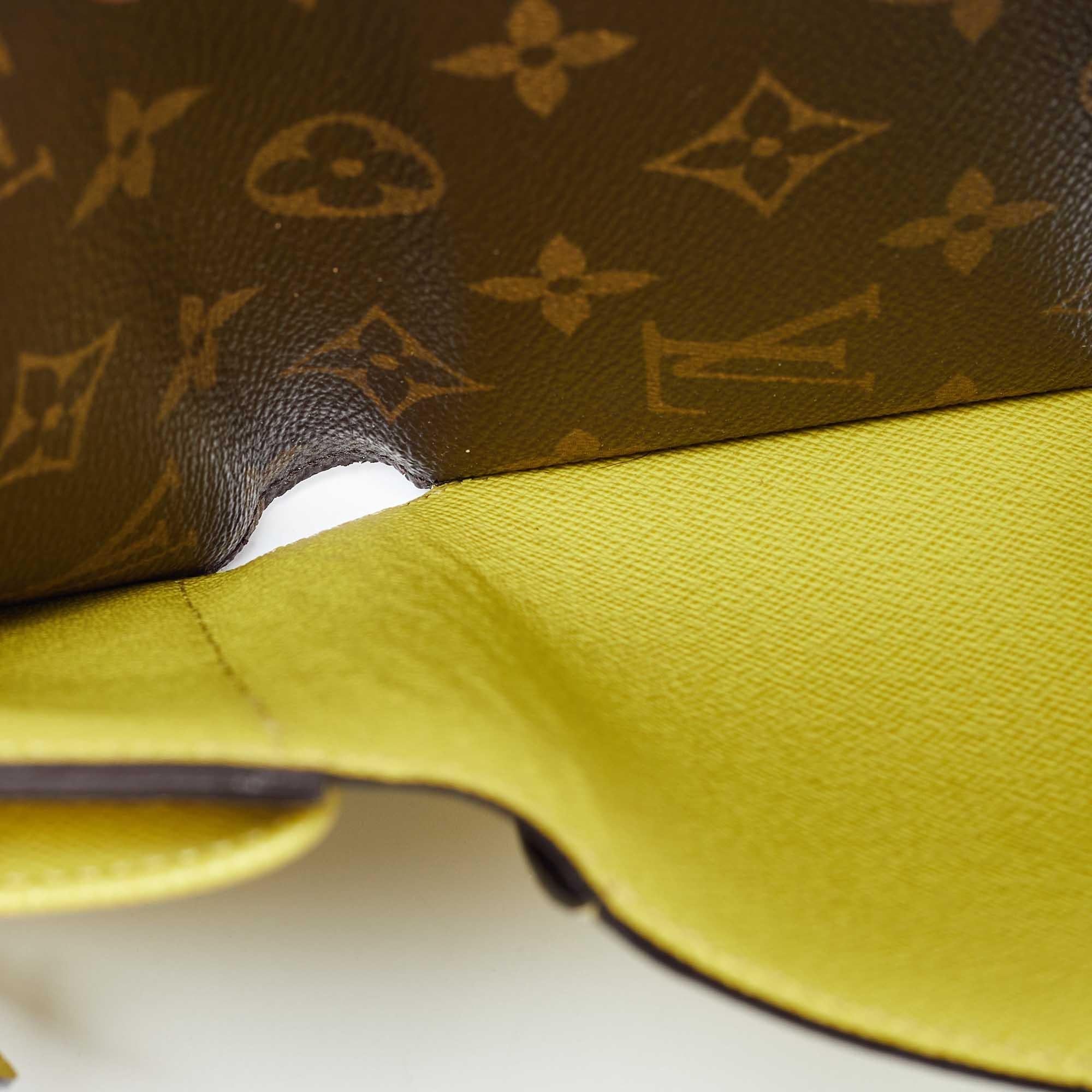 Ce portefeuille design est un équilibre immaculé entre sophistication et utilité rationnelle. Il a été conçu à partir de matériaux de première qualité et rehaussé par une finition élégante. La création est équipée d'un grand espace pour vos