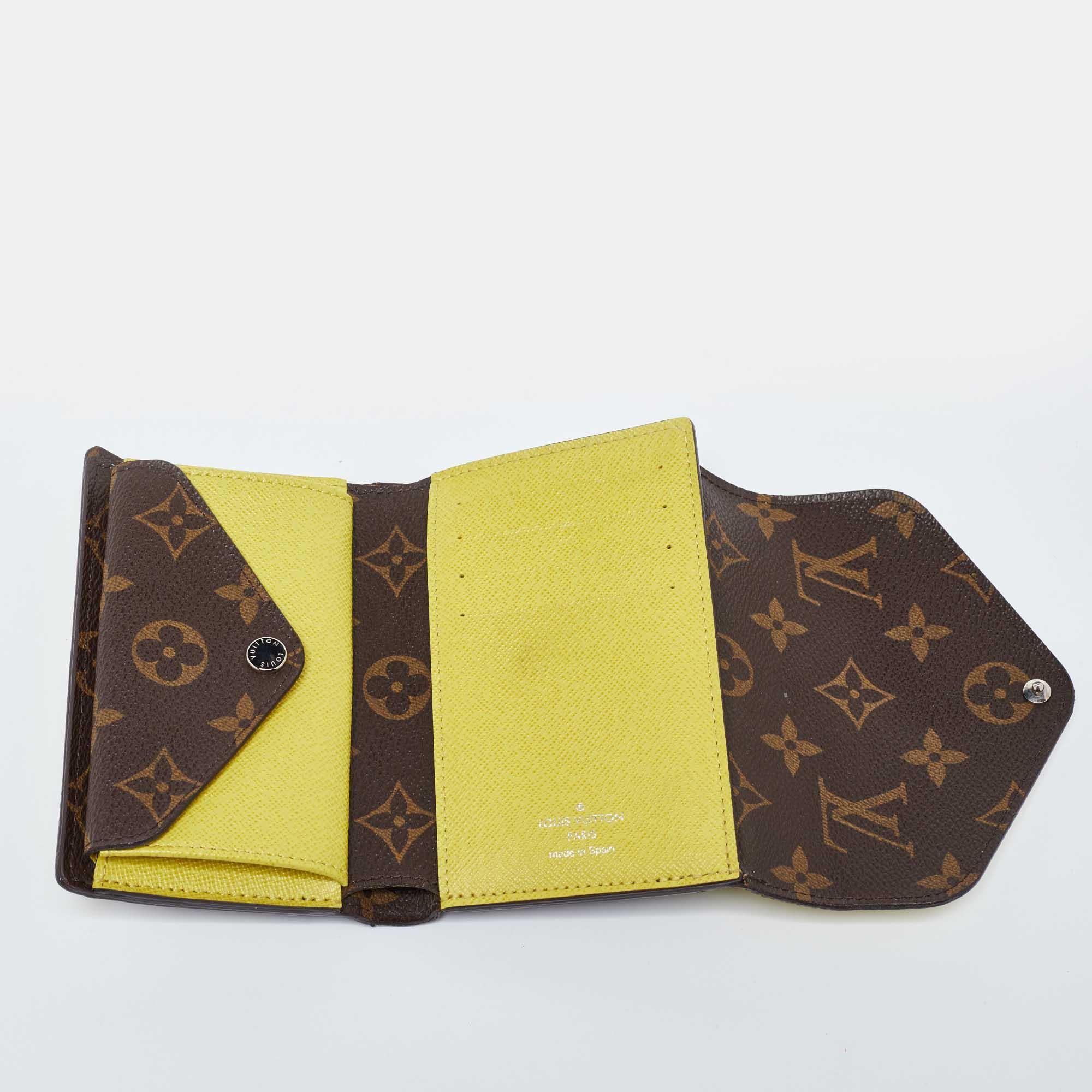 Jaune Louis Vuitton Portefeuille Marie-Lou en cuir épi jaune et toile monogrammée en vente