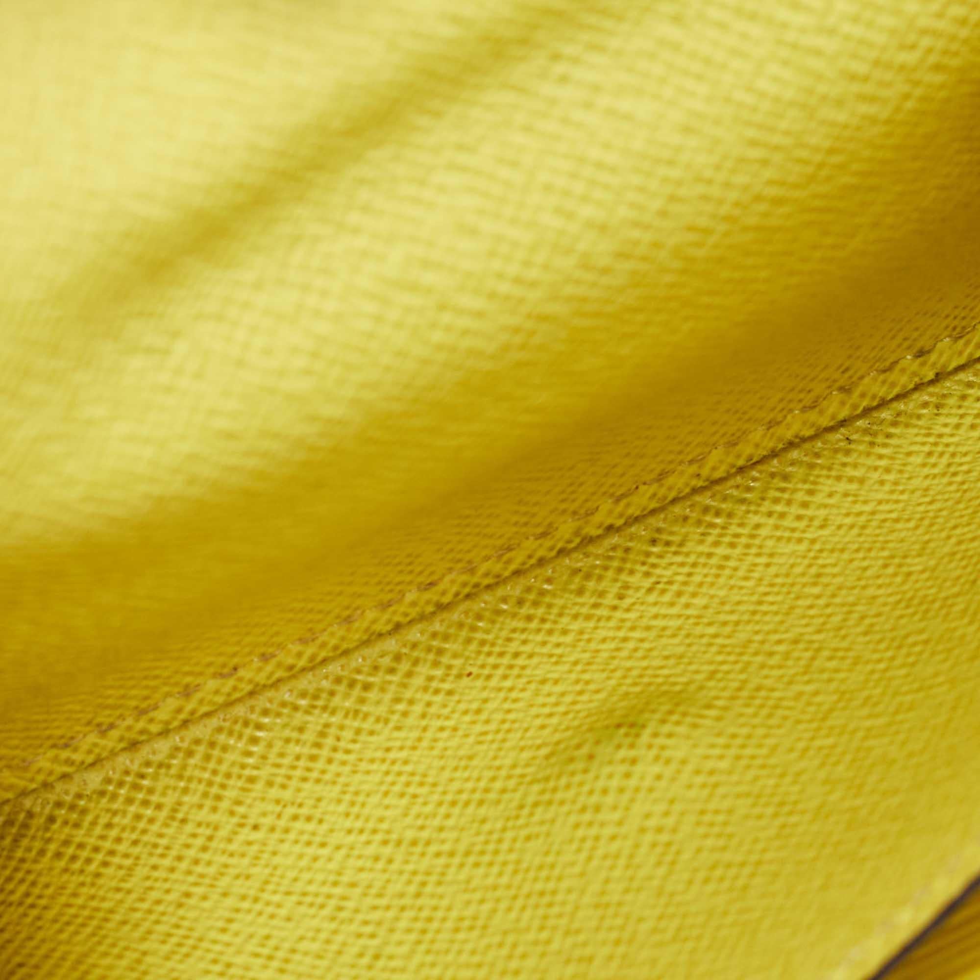 Louis Vuitton Portefeuille Marie-Lou en cuir épi jaune et toile monogrammée Bon état - En vente à Dubai, Al Qouz 2