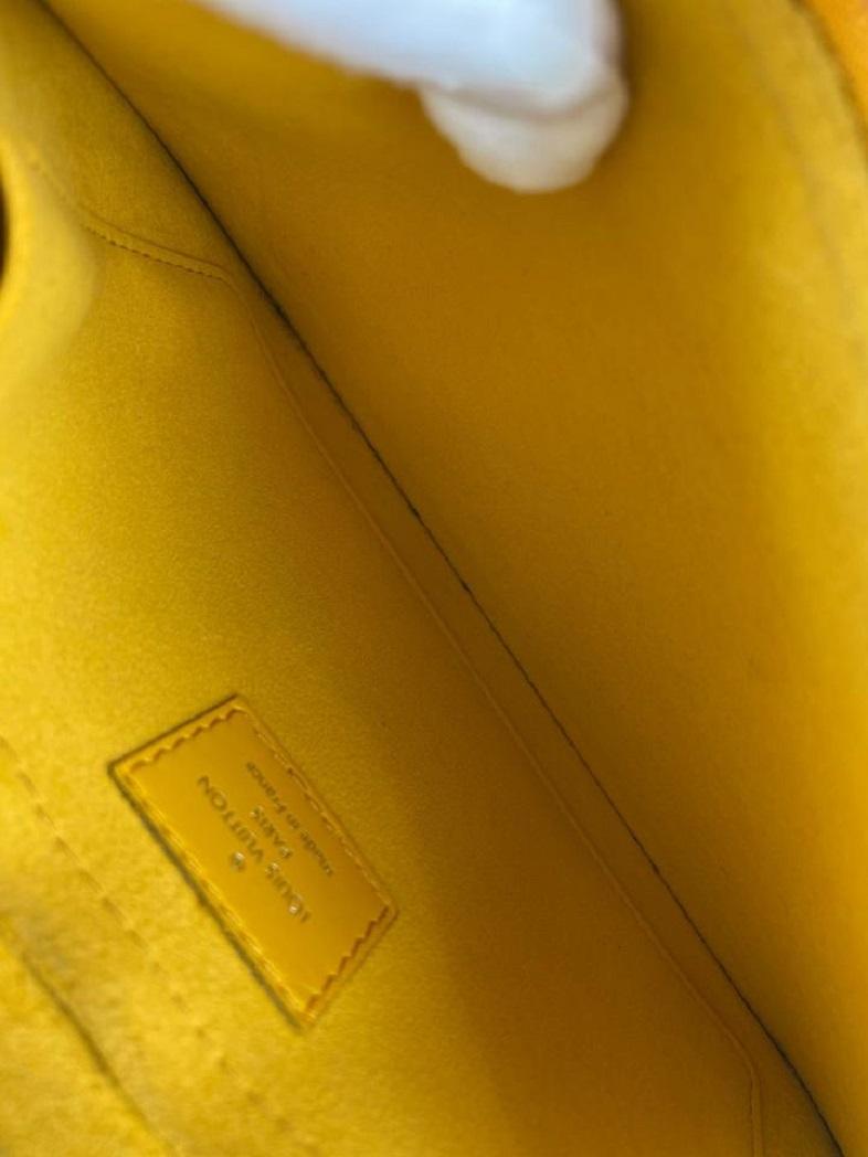 Jaune Louis Vuitton Pochette Neverfull en cuir épi jaune avec pochette, 39LVL1125 en vente