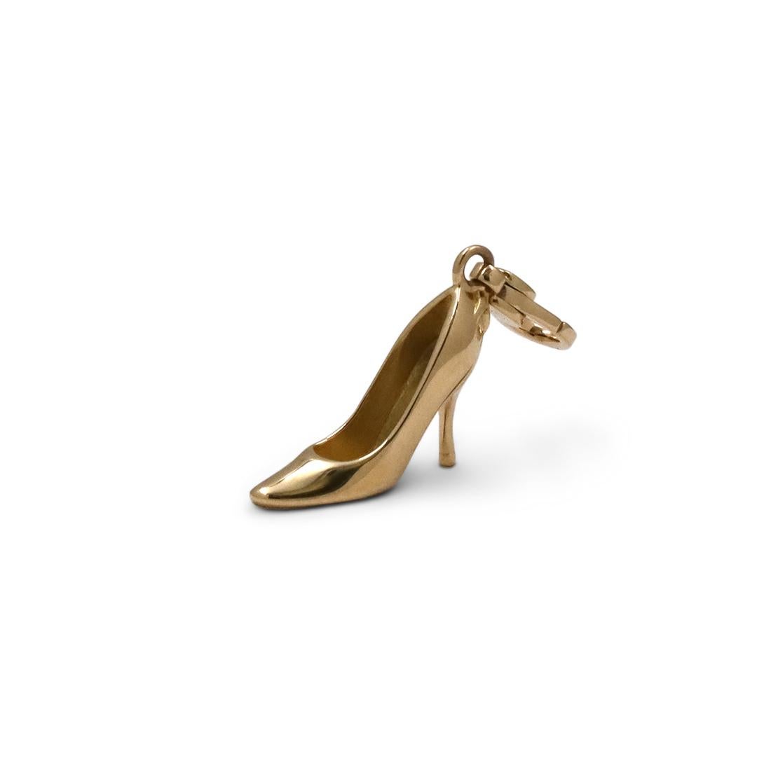 Authentic Louis Vuitton charm crafted in 18 karat yellow gold. A precious and delicate high heel measuring 23mm in length and 15mm in width. Signed LV, 750, with serial number and hallmark. The charm is not presented with the original Louis Vuitton