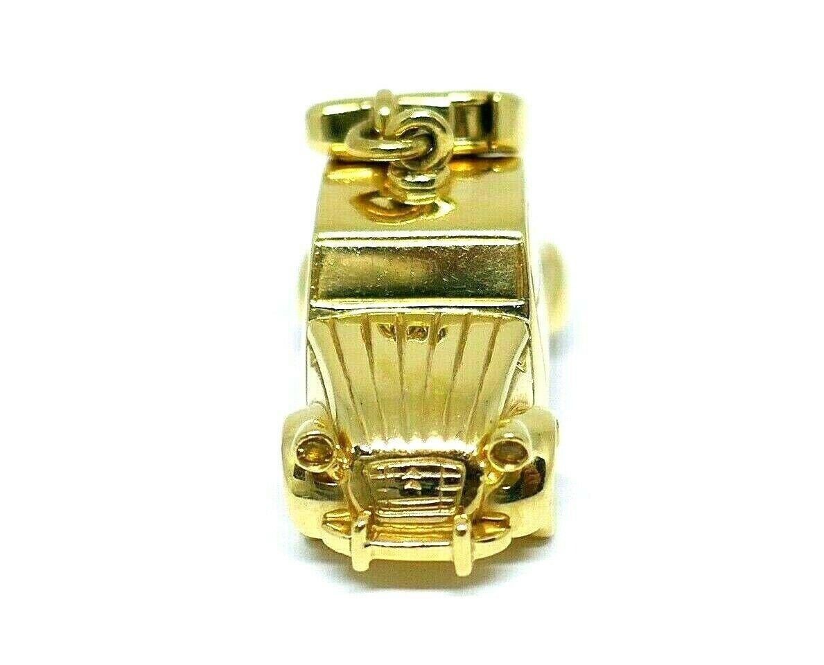 Chick and heavy charm made of 18k yellow gold  by Louis Vuitton. Features an opening/closing clasp stamped with the Louis Vuitton maker's mark, hallmark for 18k gold and a serial number.  Polished and textured gold. 
Measurements: 7/8