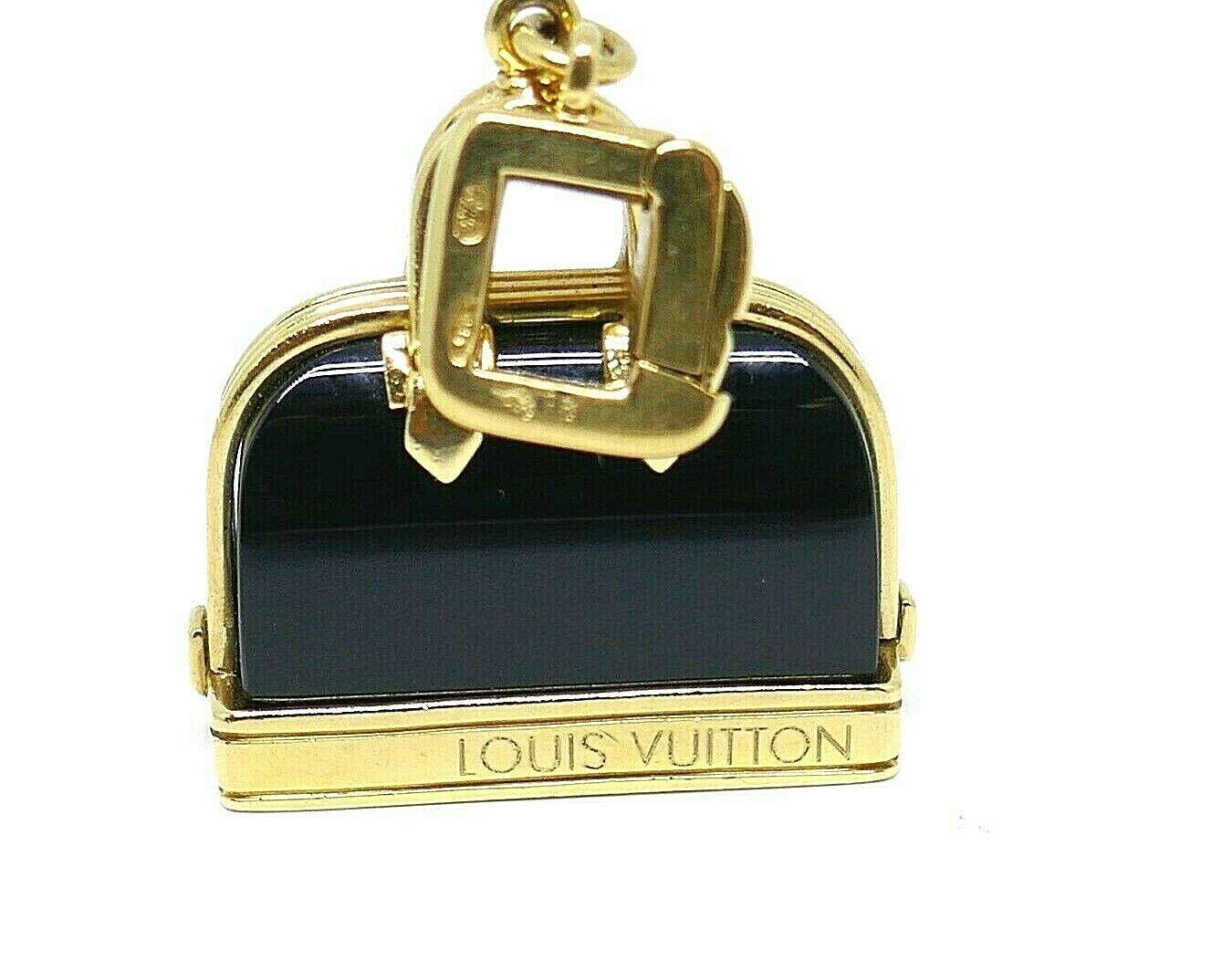 Beautiful charm made of onyx and 18k yellow gold by Louis Vuitton. Features an opening/closing clasp stamped with the Louis Vuitton maker's mark, hallmark for 18k gold. French marks and a serial number. 
Measurements: 1 1/2