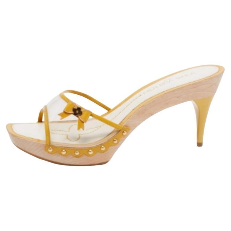 Louis Vuitton - Sandali con piattaforma a fiocco in vernice e PVC gialli - misura 40,5
