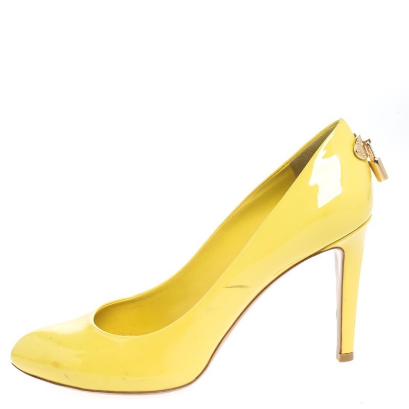 How splendid and glorious are these Oh Really! pumps from Louis Vuitton! Ravishing in yellow, they come crafted from patent leather and flaunt an artistic engraved gold-tone padlock detailing on the heel counters. They come equipped with comfortable