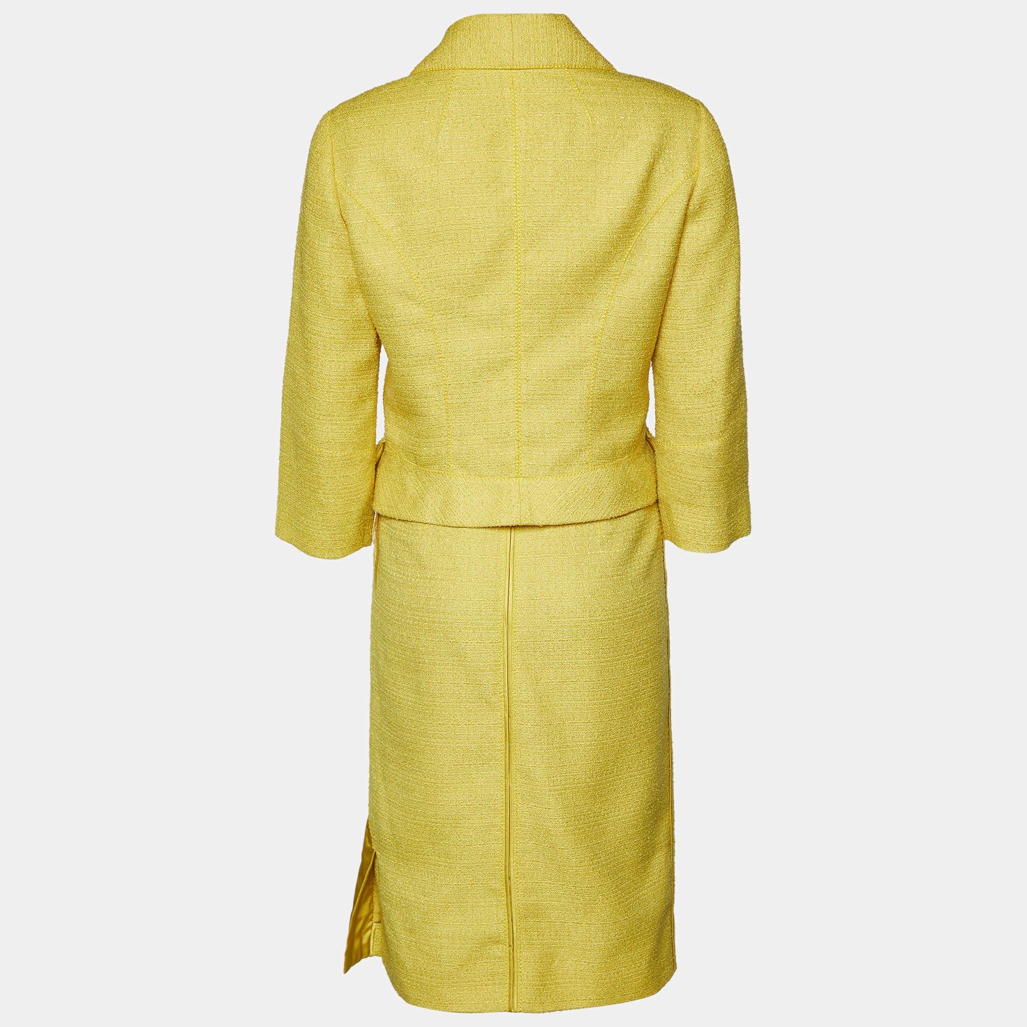 L'ensemble blazer et jupe de Louis Vuitton se décline en tweed jaune. Le blazer est doté de boutons floraux, de manches longues et de poches sur le devant. Associez l'ensemble à des escarpins élégants et à un sac élégant.

Comprend : Blazer et jupe