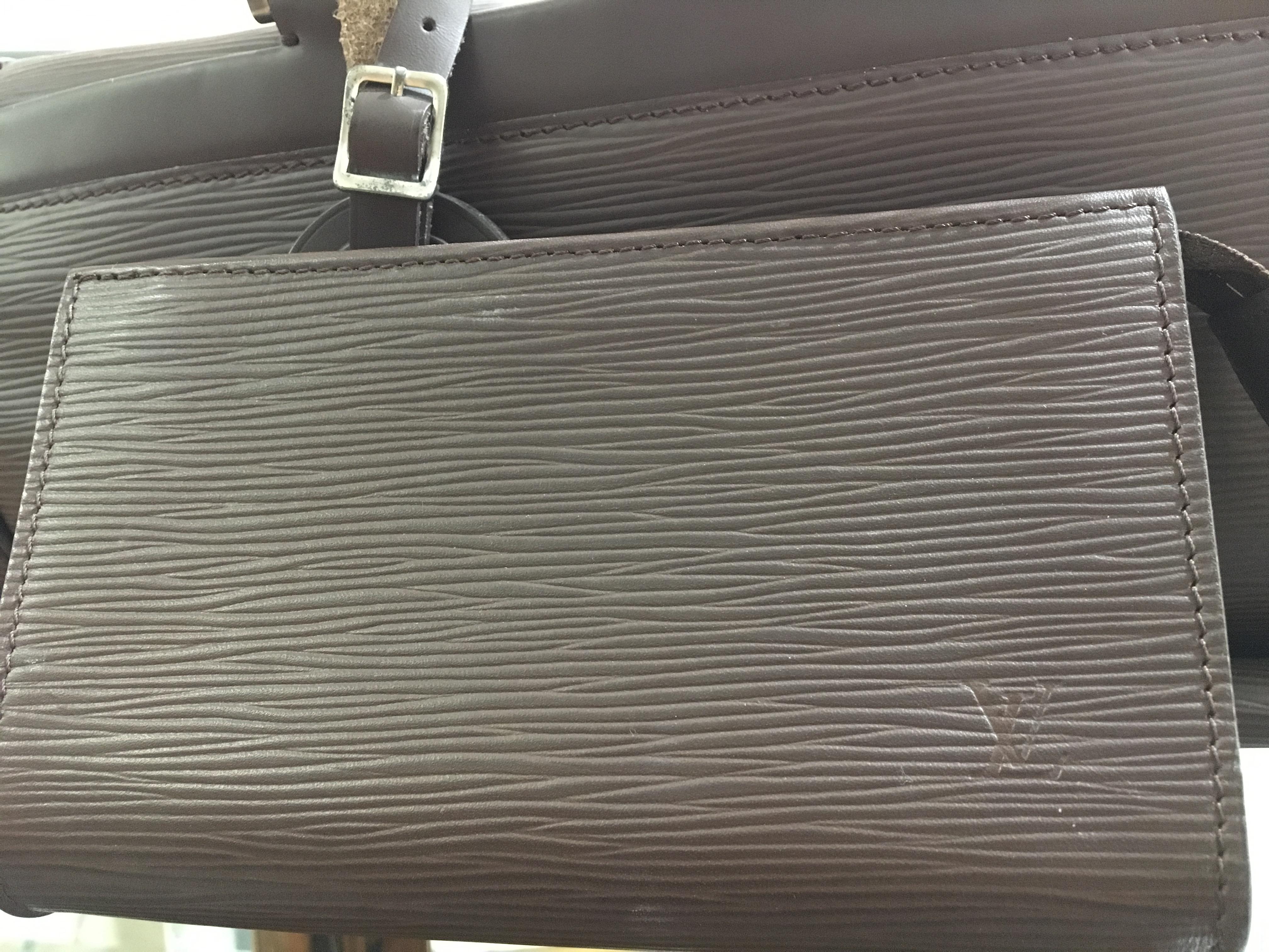 Louis Vuitton Yoga Leather Bag in excellent condition.
Bag Measurements: L 57 cm x H 20 cm with its 145x45 cm Yoga Carpet, and a 17,5x10 cm Purse.