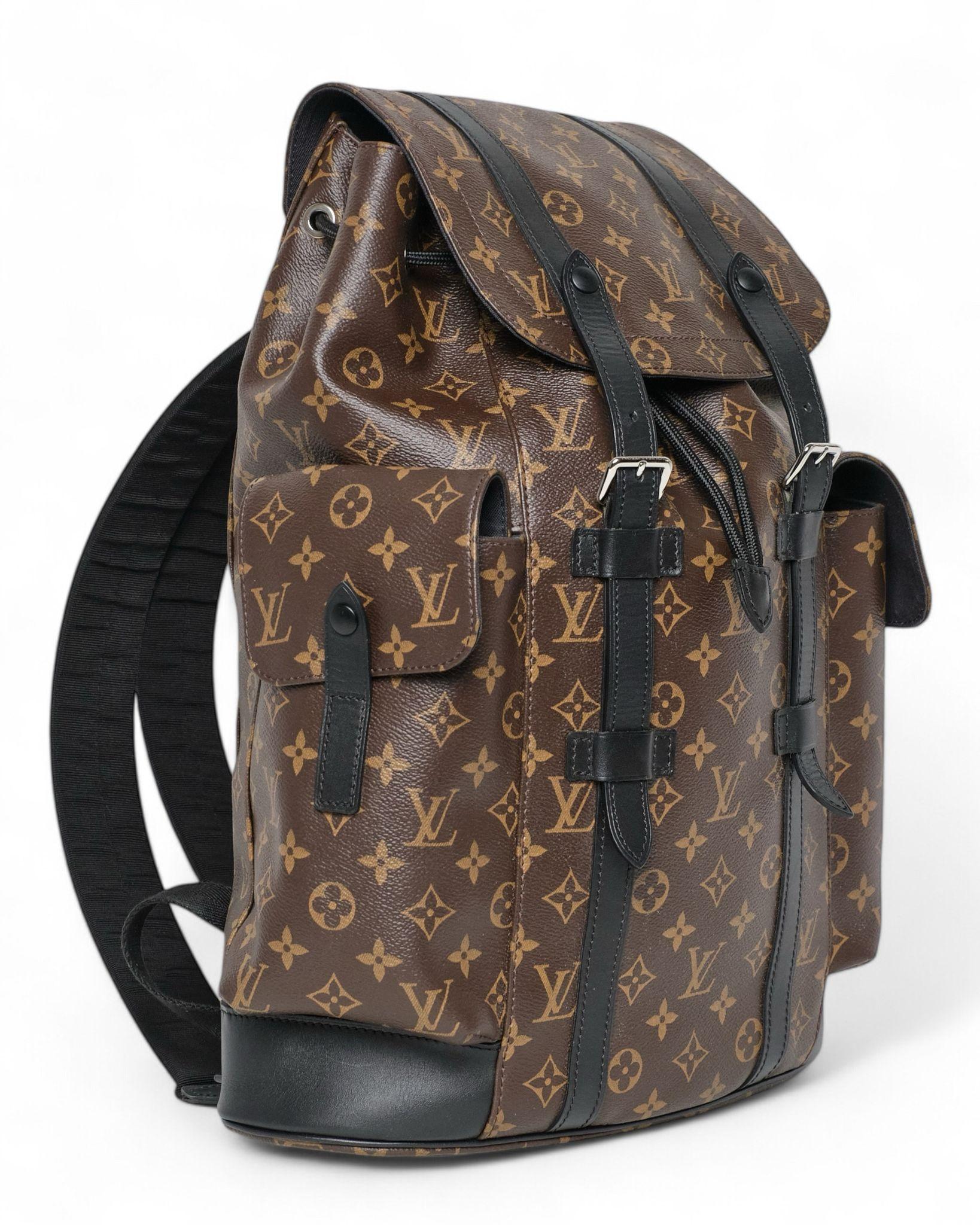 Sac à dos Christopher de Louis Vuitton en taille GM, réalisé en toile marron avec le motif monogramme classique, des empiècements en cuir noir et des ferrures argentées. Équipé d'un rabat extérieur avec double fermeture réglable et d'un cordon de