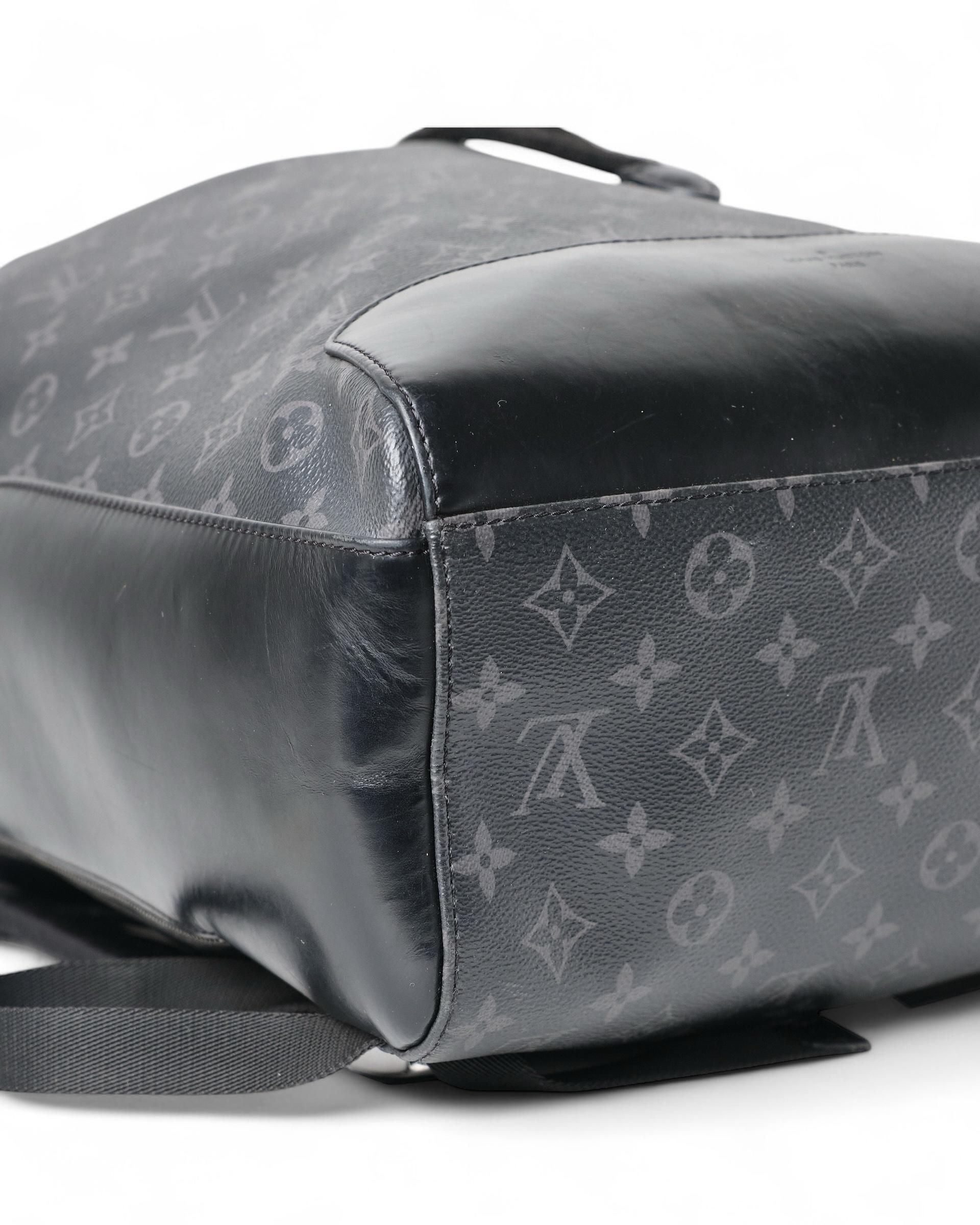 Sac à dos Louis Vuitton Explorer Monogram Eclipse en vente 6