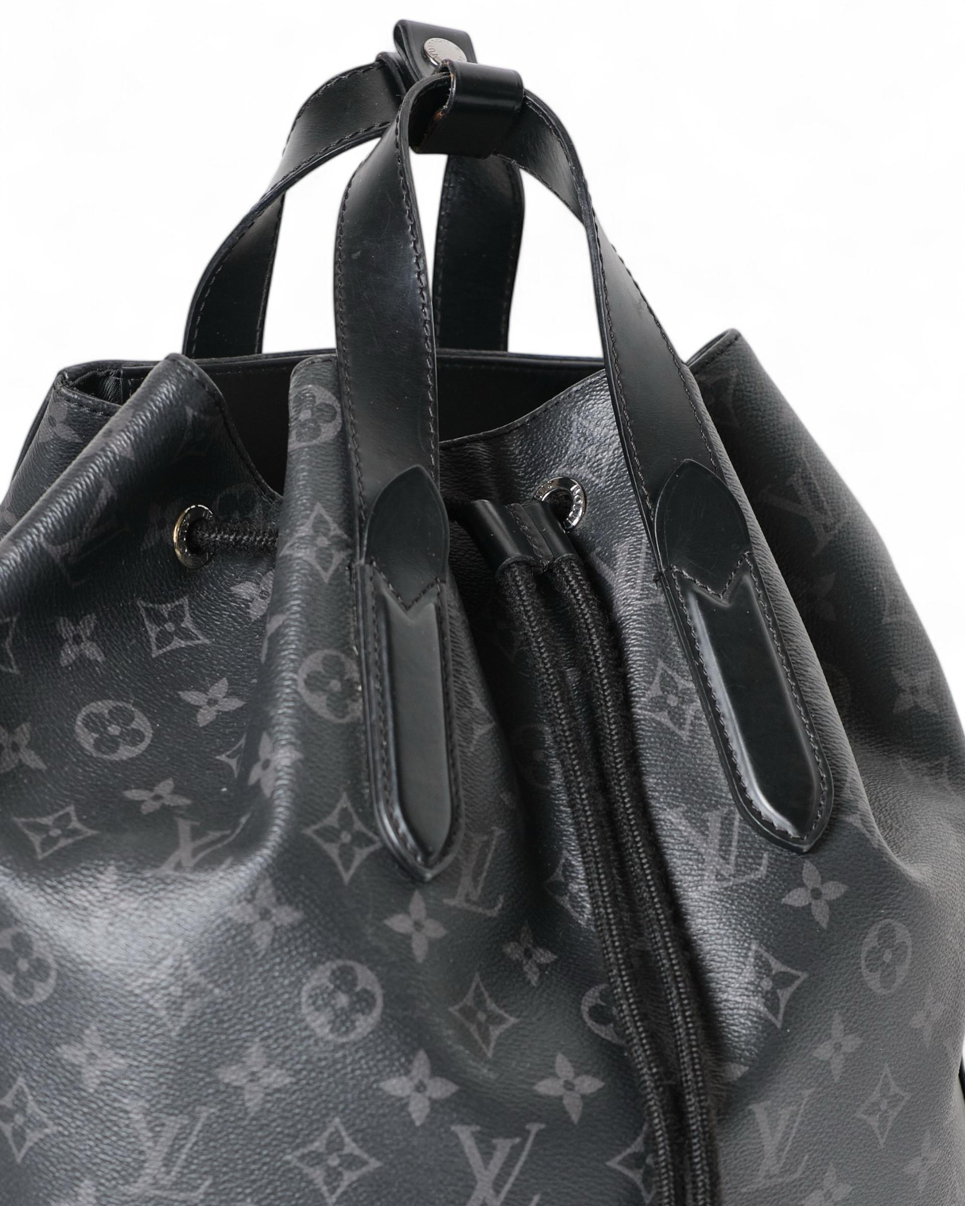 Sac à dos Louis Vuitton Explorer Monogram Eclipse en vente 7