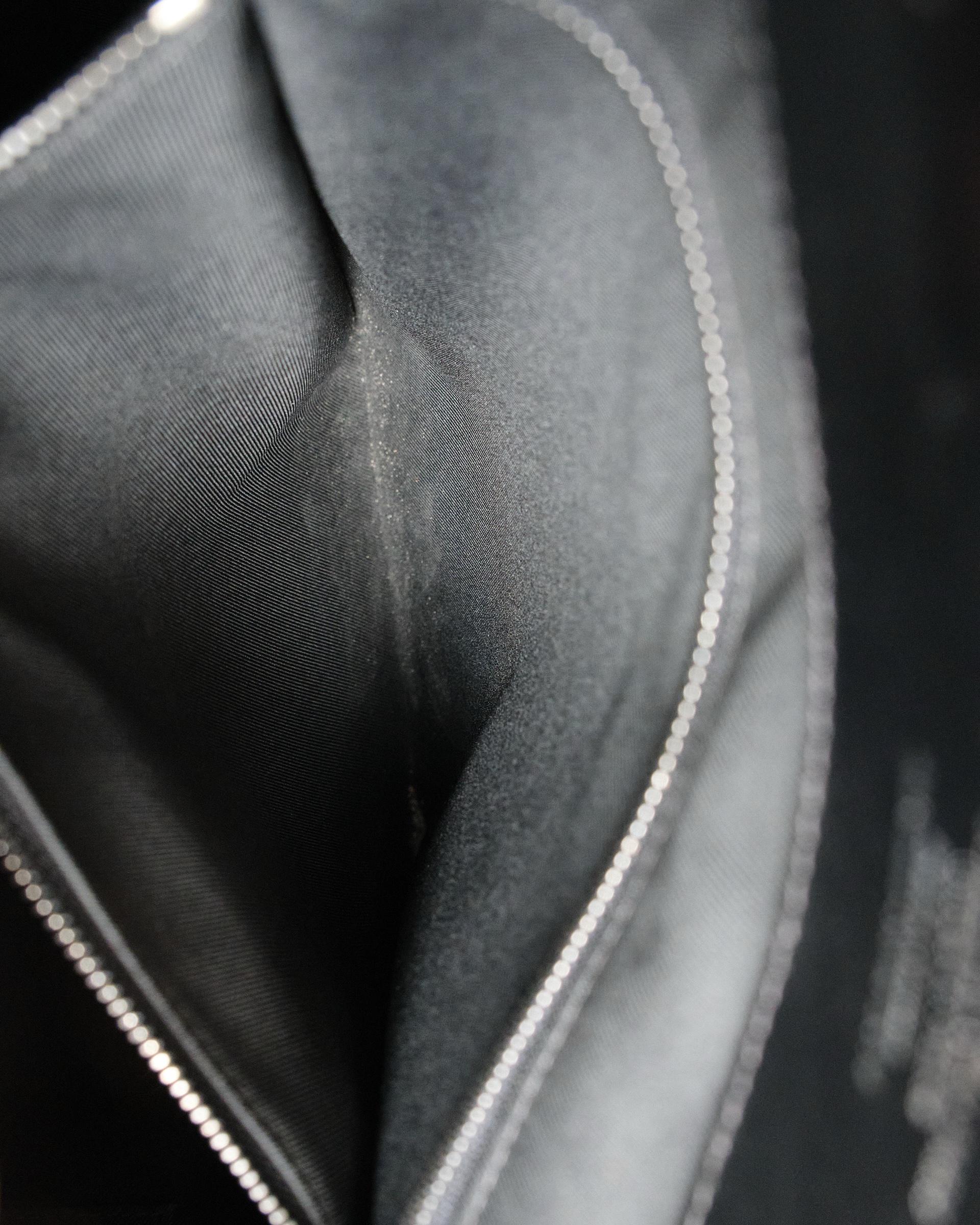 Sac à dos Louis Vuitton Explorer Monogram Eclipse en vente 14