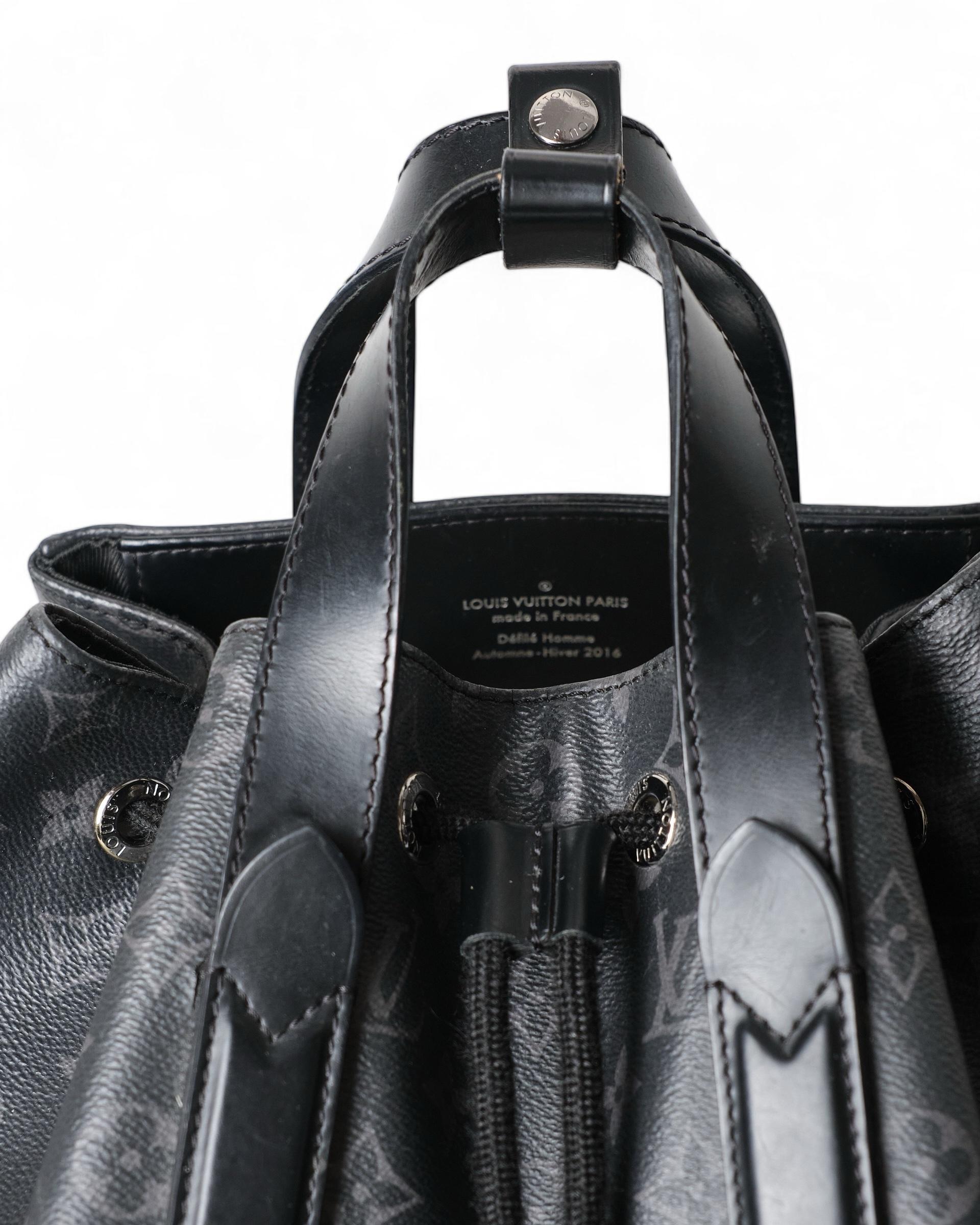 Sac à dos Explorer signé Louis Vuitton en toile monogramme éclipse avec empiècements en cuir et ferrures argentées. Doté d'un cordon de serrage sur le dessus, doublé à l'intérieur en tissu ton sur ton avec des poches pratiques, très spacieux. Équipé