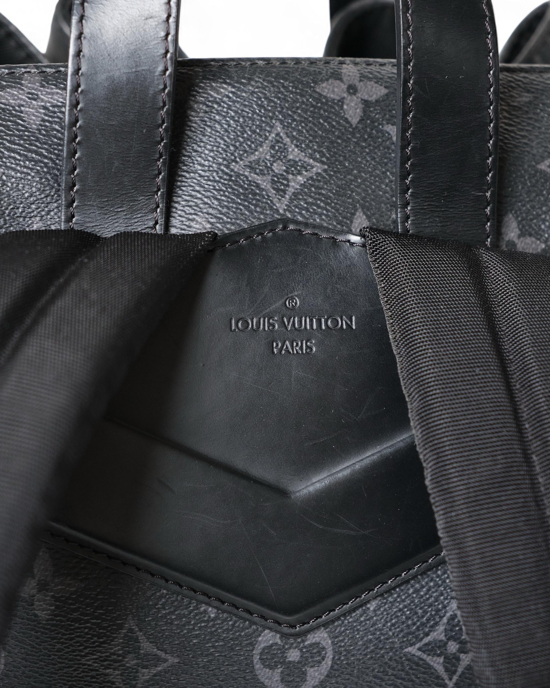Sac à dos Louis Vuitton Explorer Monogram Eclipse en vente 1