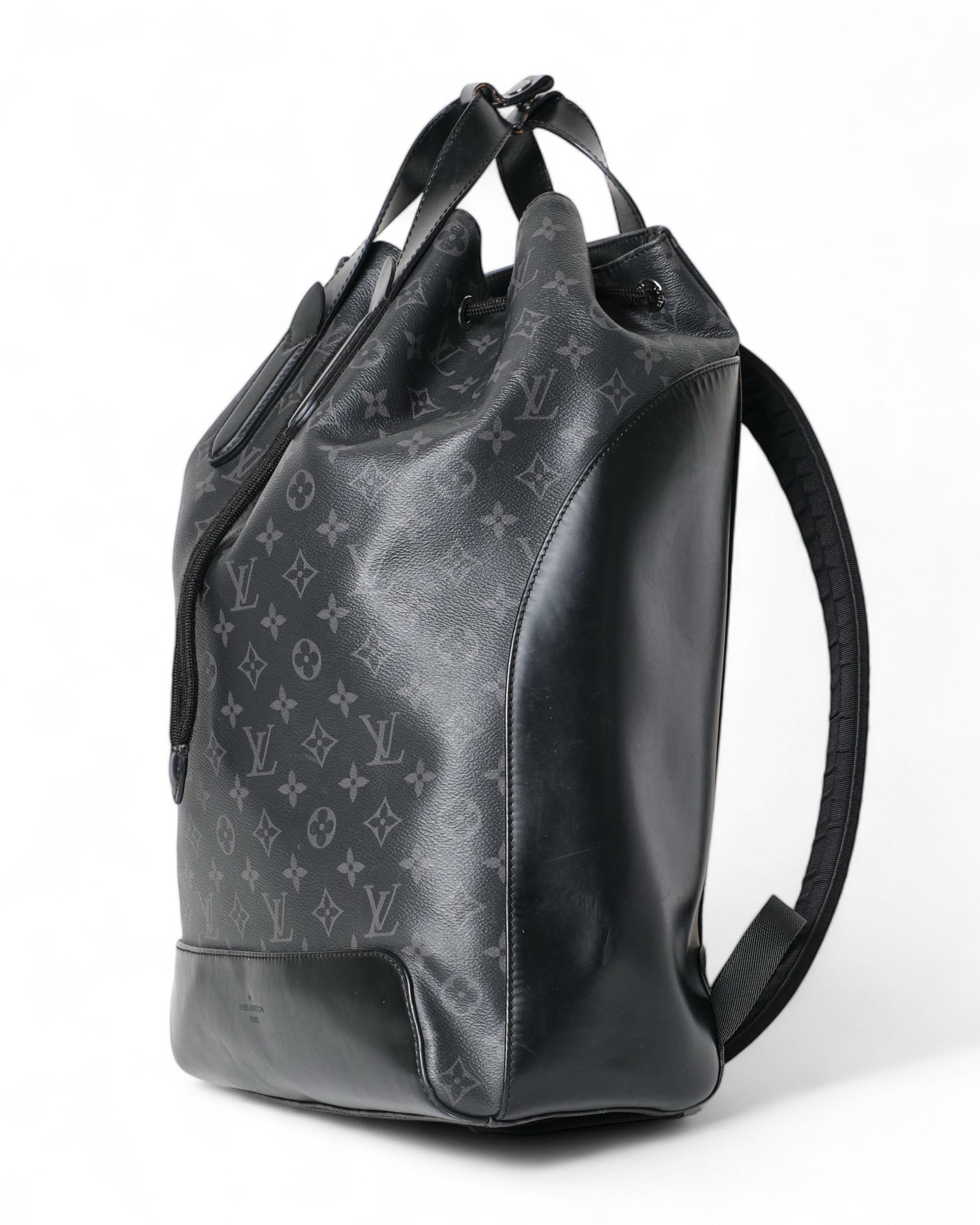 Sac à dos Louis Vuitton Explorer Monogram Eclipse en vente 2