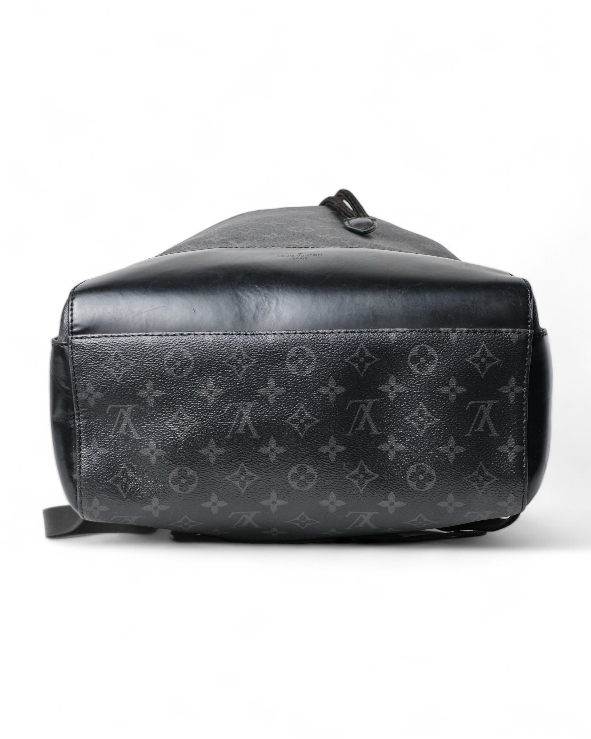Sac à dos Louis Vuitton Explorer Monogram Eclipse en vente 3