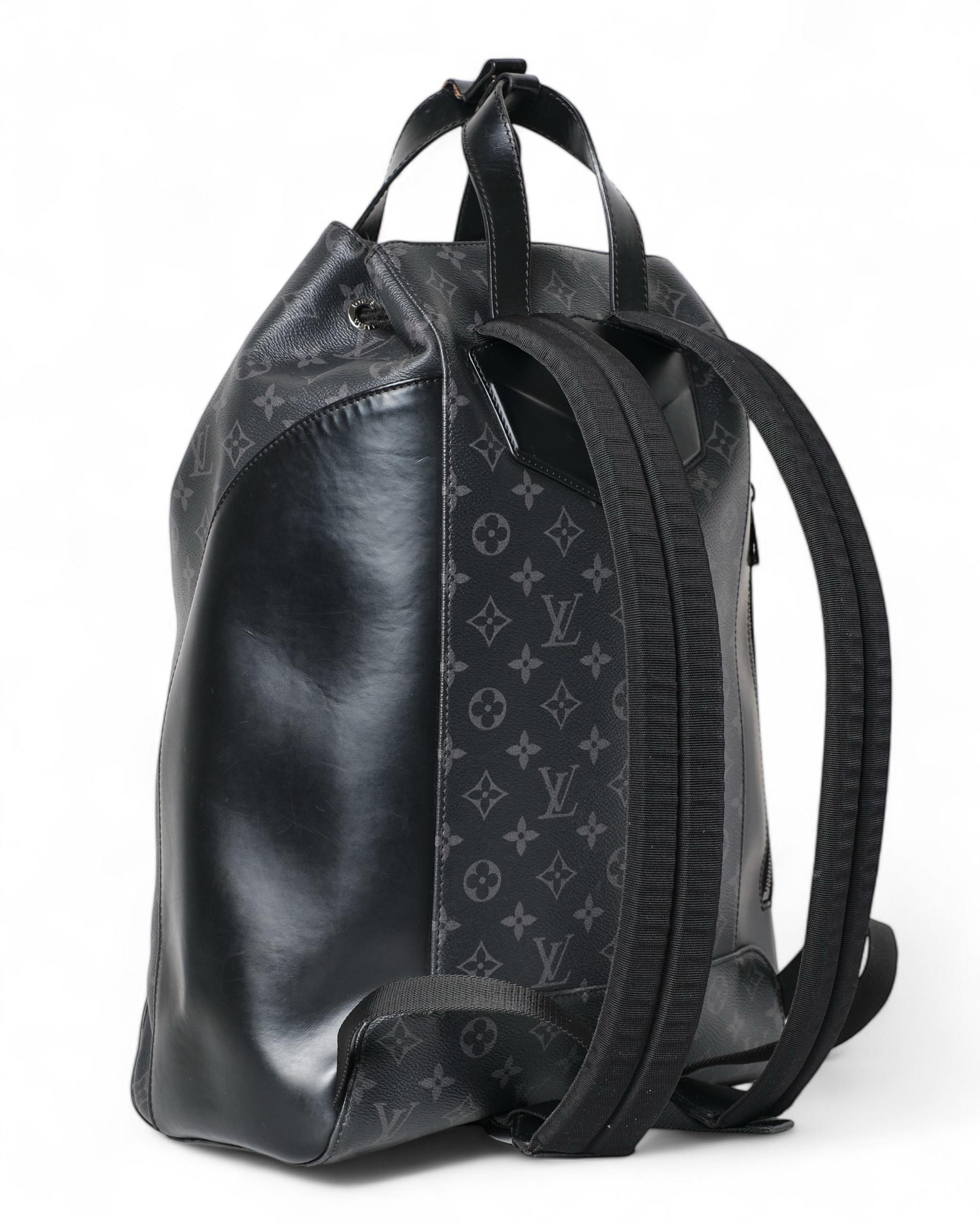 Sac à dos Louis Vuitton Explorer Monogram Eclipse en vente 4