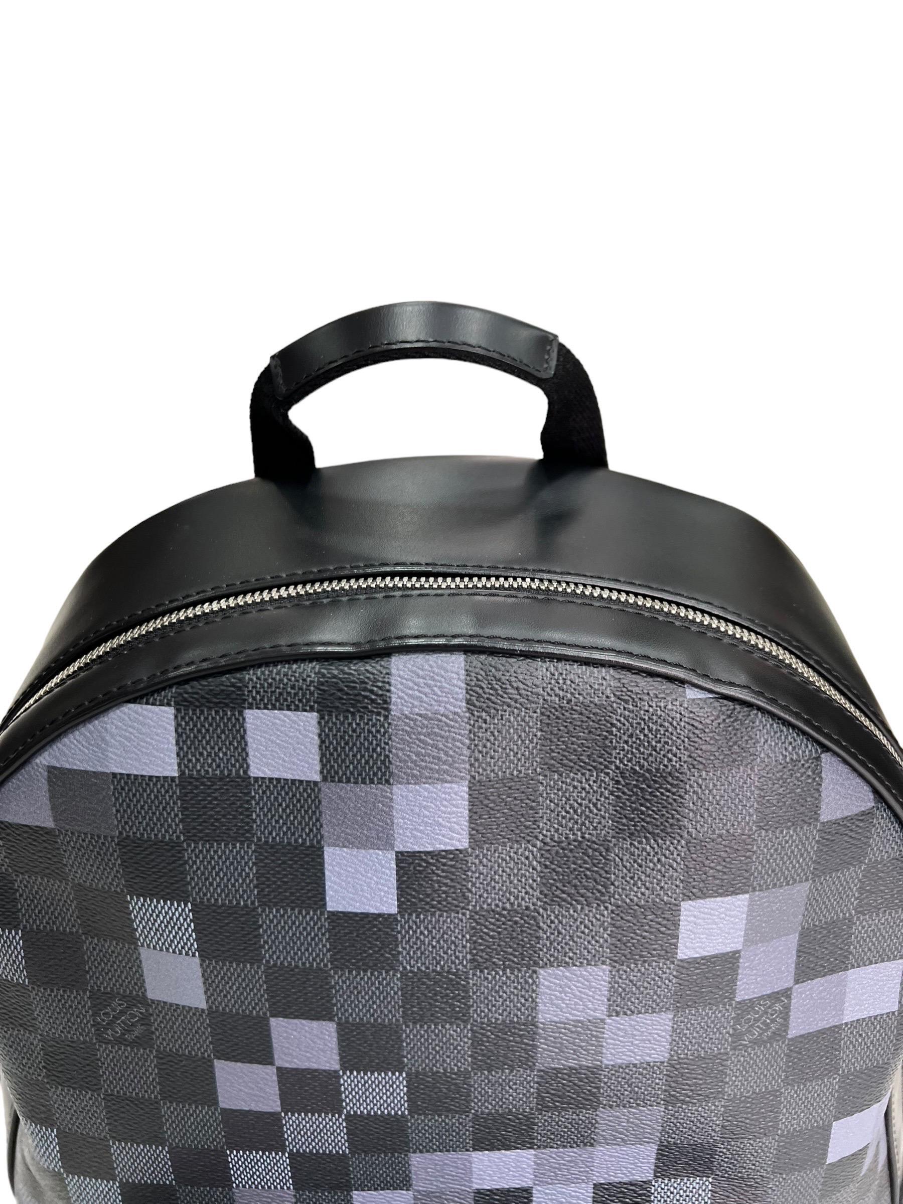 Zaino firmato Louis Vuitton, modello Josh Pixel, misura GM, realizzato in tela Damier Graphite con inserti in pelle nera e hardware argentati. Dotata di una chiusura superiore con zip, internamente rivestita in tessuto nero, abbastanza capiente.