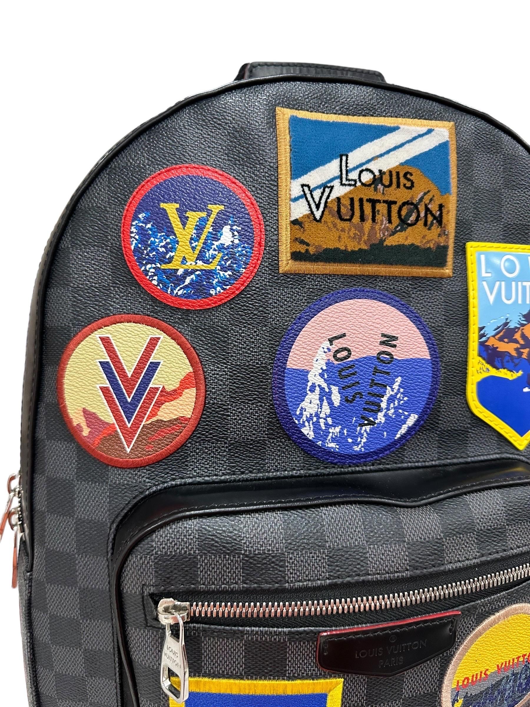 Zaino firmato Louis Vuitton, modello Limited Edition Josh L.E., misura MM, presenta un corpo in tela damier con inserti in pelle e hardware argento. Dotato di un'apertura superiore richiudibile da una zip e una tasca frontale, internamente rivestito