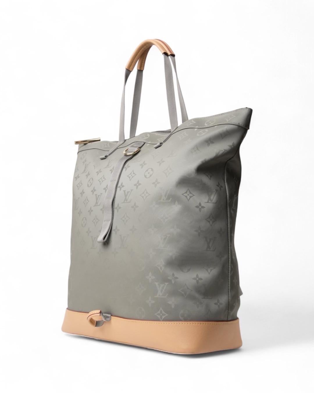 Zaino firmato Louis Vuitton, modello Tote nella misura GM, realizzato in tessuto tecnico nella fantasia monogram titanium con inserti in vacchetta e hardware dorato. Dotato di una chiusura superiore a zip, internamente rivestito in tela grigio con
