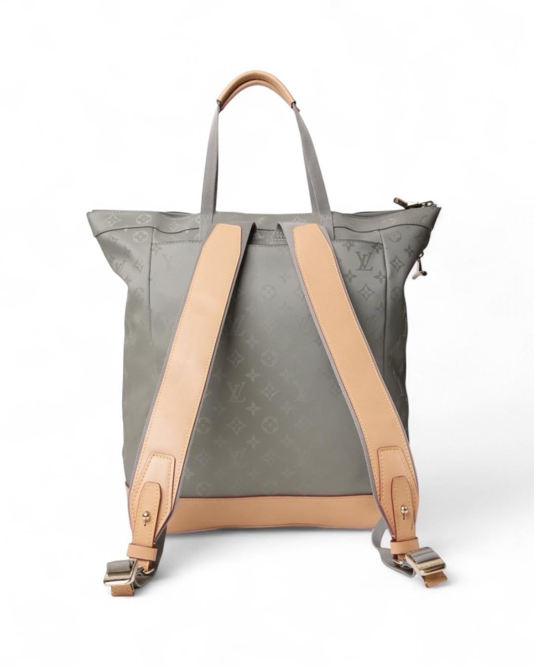 Gray Louis Vuitton Zaino Tote GM Monogram Titanium For Sale