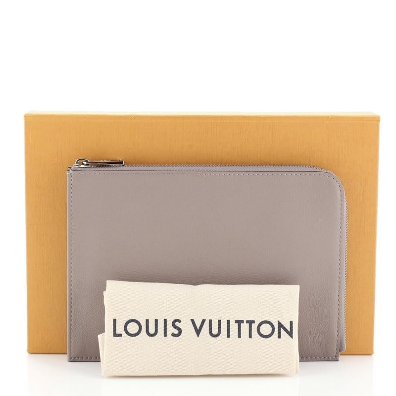 This Louis Vuitton Zip Around Pochette Jour Leather PM, crafted in neutral leather, features silver-tone hardware. Its zip closure opens to a neutral microfiber interior with slip pocket. Authenticity code reads: TH4147.

Condition: Excellent.