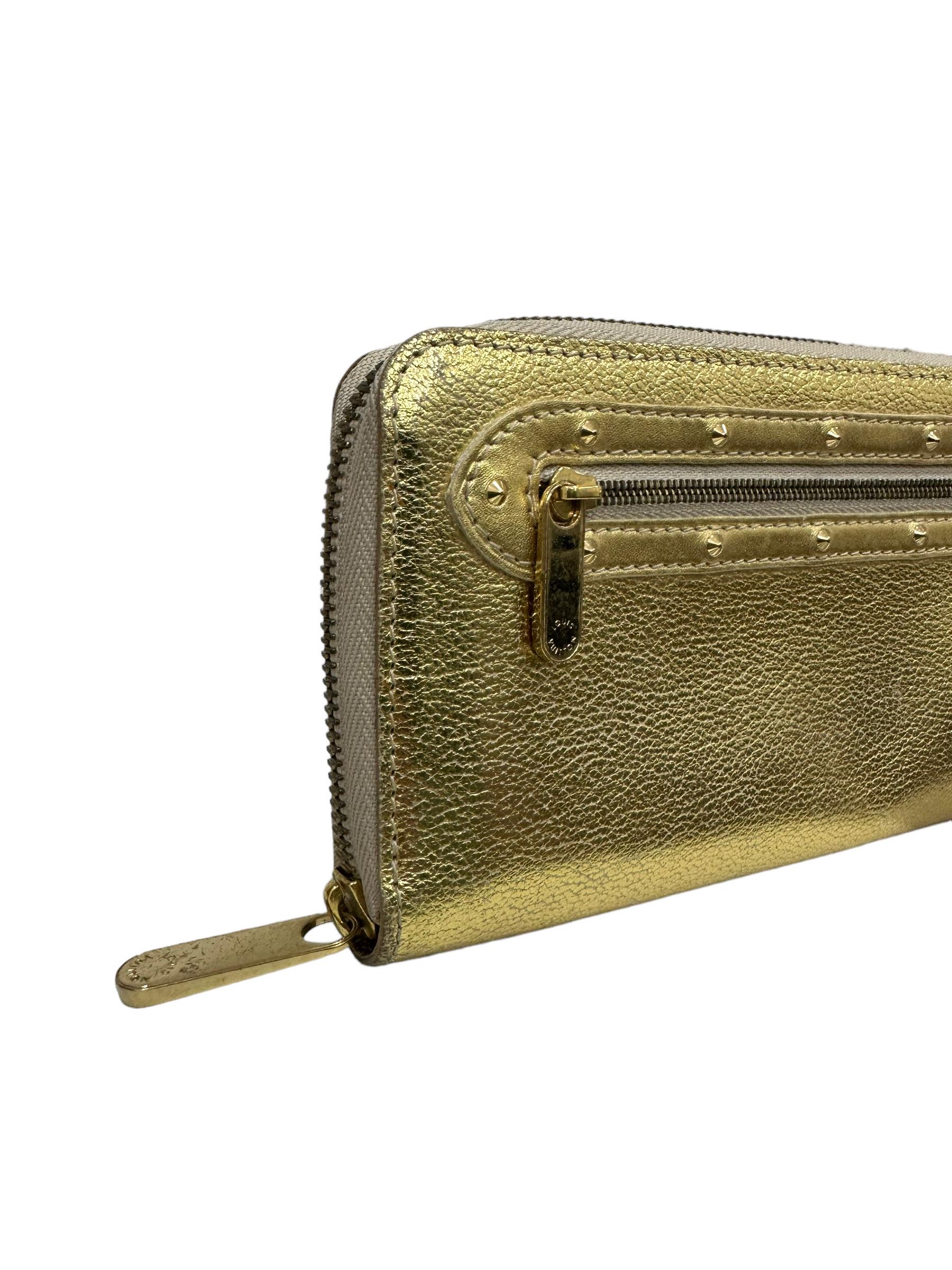 Wallet by Louis Vuitton, Zippy model, Suhali line, made in gold colored leather with gold hardware. Equipped with a zip closure, internally lined in smooth golden leather. There are several compartments for cards and a central pocket with zip