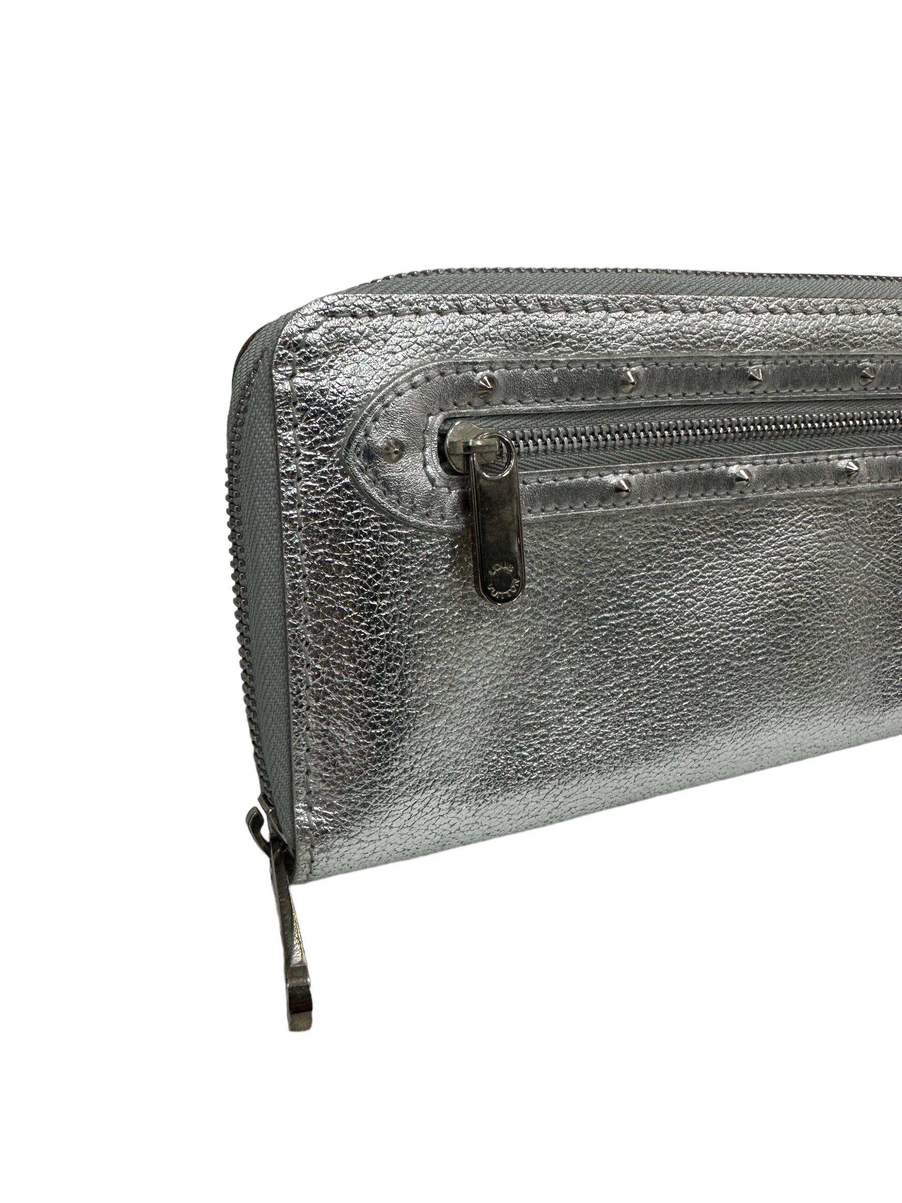 Louis Vuitton Brieftasche, Modell Zippy, Linie Suhali, aus silberfarbenem Leder mit silberner Hardware. Ausgestattet mit einer Reißverschlussöffnung, innen mit silbernem Glattleder gefüttert. Es gibt mehrere Fächer für Karten und ein zentrales Fach