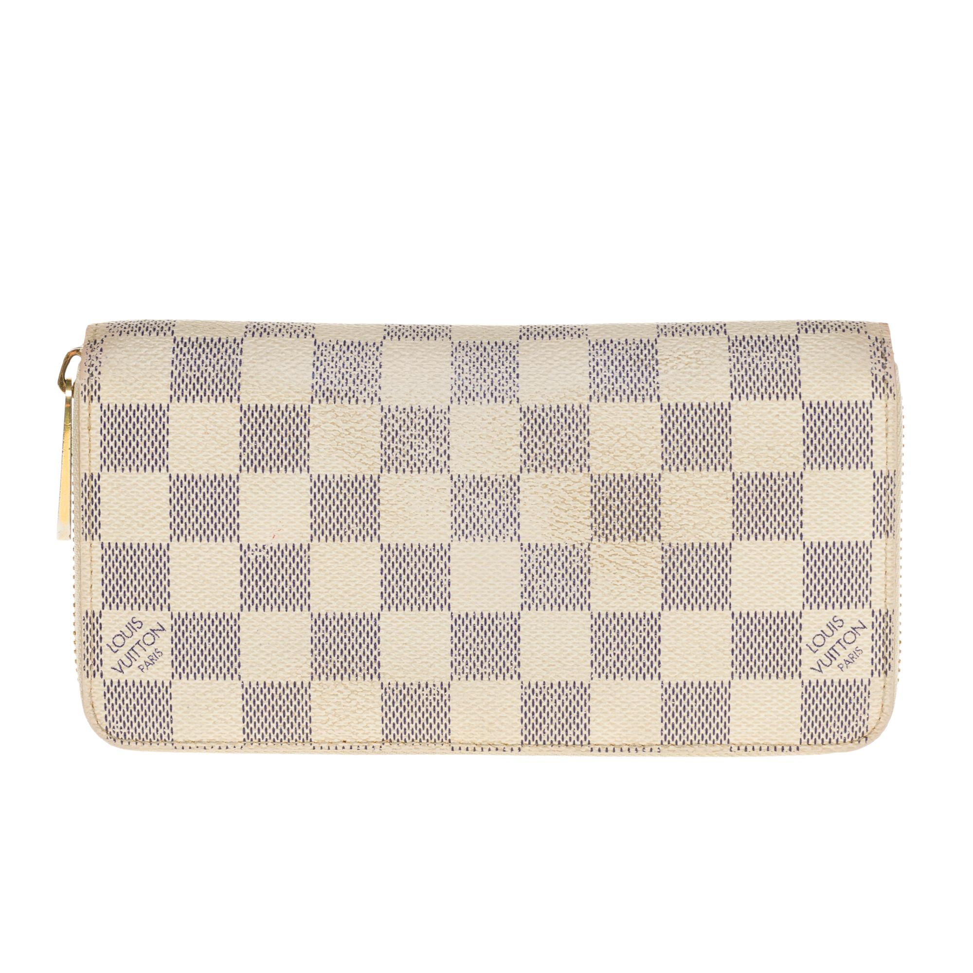 The Vertical Zippy Wallet in resistant azur Damier canvas embodies chic in all its splendor. Thanks to its numerous pockets and compartments, it allows to store money and cards in all elegance.
Details
10 x 20 x 2 cm
(Length x Height x Width)
Metal