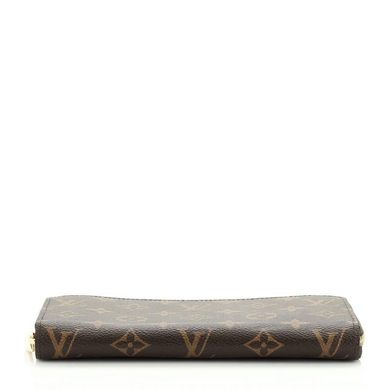 Louis Vuitton Zippy Wallet Monogram Canvas In Good Condition In NY, NY