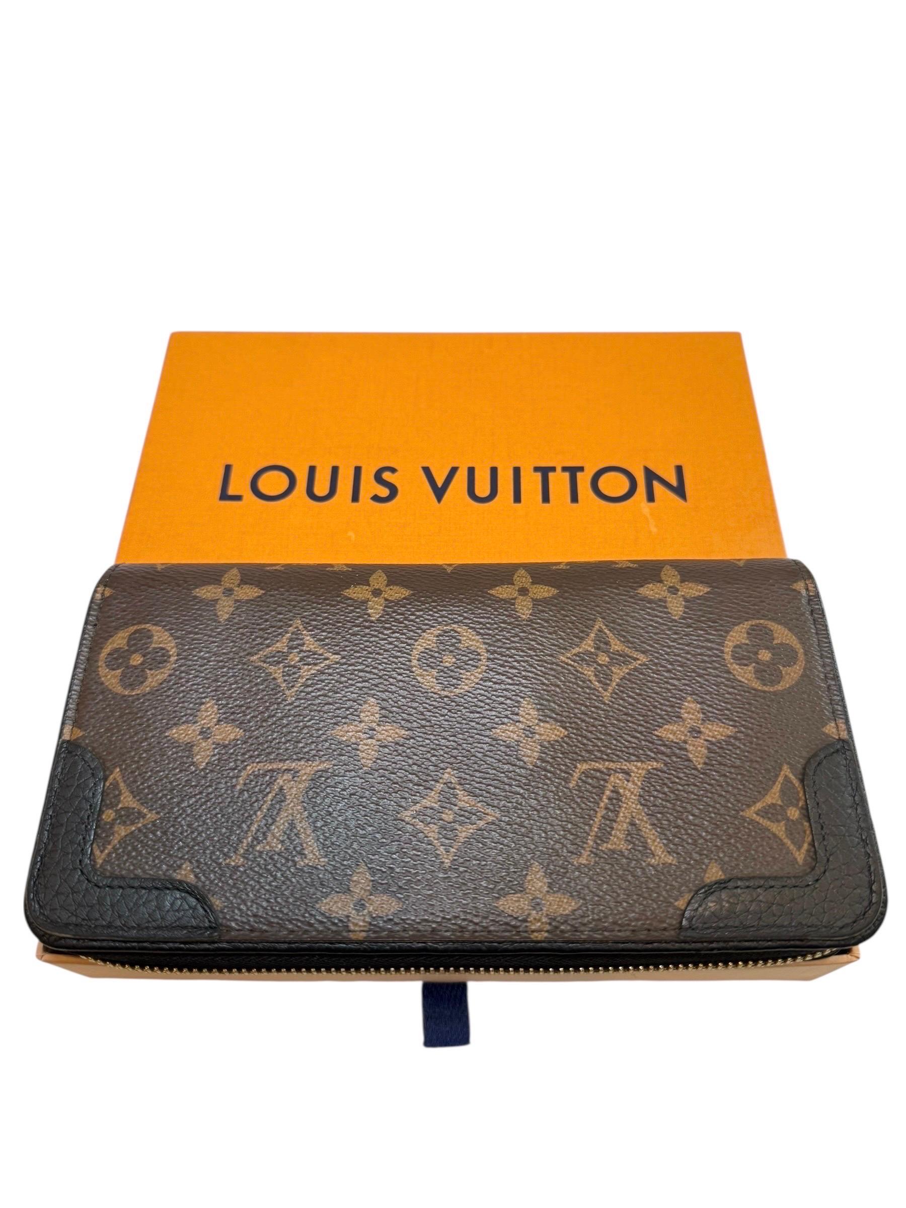 Beige Louis Vuitton Zippy Wallet NM in tela Monogram con angoli in pelle nera 2019 in vendita