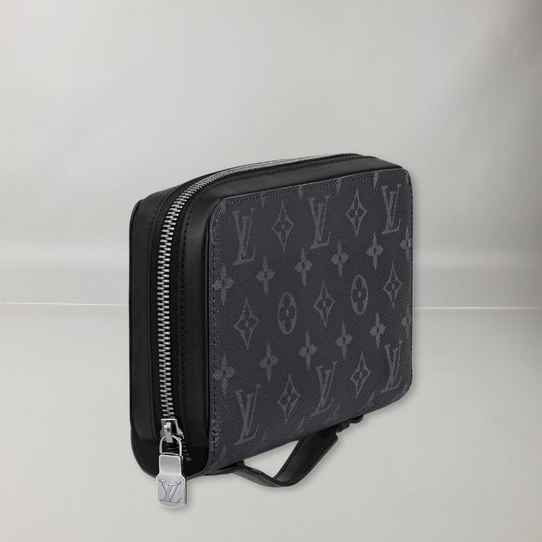 In black and gray Monogram Eclipse canvas, this masculine version of the Zippy XL offers the capacity of a small bag in a wallet. This accessory is large enough to hold your phone (in a special pocket), your keys and your passport, in addition to
