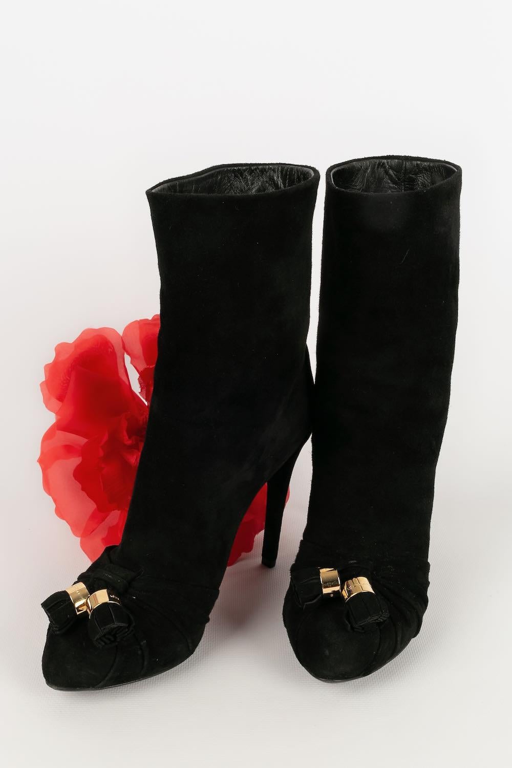 LOUIS VUITTON - (Made in Italy) Botines de tacón de ante negro. Talla 36,5FR.

Estado:
Muy buen estado

Dimensiones:
Altura del tacón : 11 cm

SKU:CH53