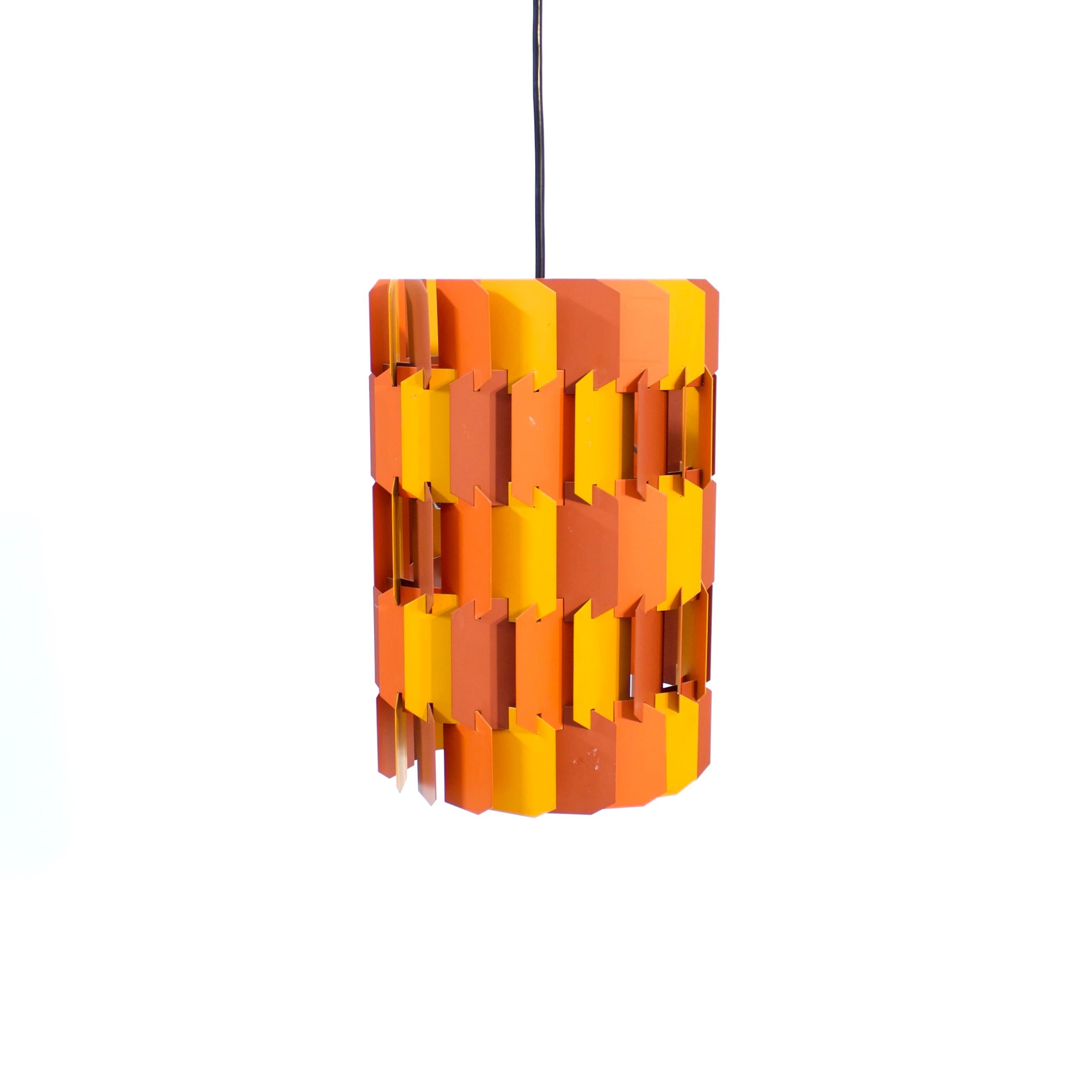 Lampada da soffitto, modello Facet, progettata da Louis Weisdorf per la società danese di illuminazione LYFA negli anni Sessanta. Un vero e proprio design POP, che si rifà all'epoca degli anni '60 e che aggiungerà un tocco di colore a ogni stanza.