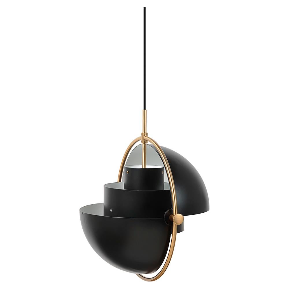 La suspension Multi-Lite incarne l'âge d'or du design danois avec sa forme caractéristique de deux extérieurs opposés, ses abat-jours mobiles qui permettent de créer une installation personnelle et une large gamme de valeurs d'éclairage dans une