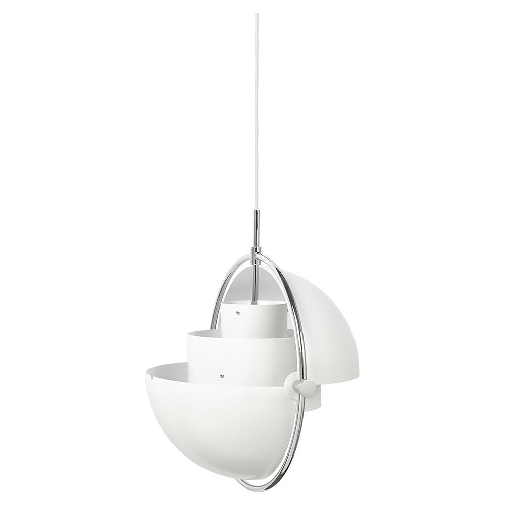 La suspension Multi-Lite incarne l'âge d'or du design danois avec sa forme caractéristique de deux extérieurs opposés, ses abat-jours mobiles qui permettent de créer une installation personnelle et une large gamme de valeurs d'éclairage dans une