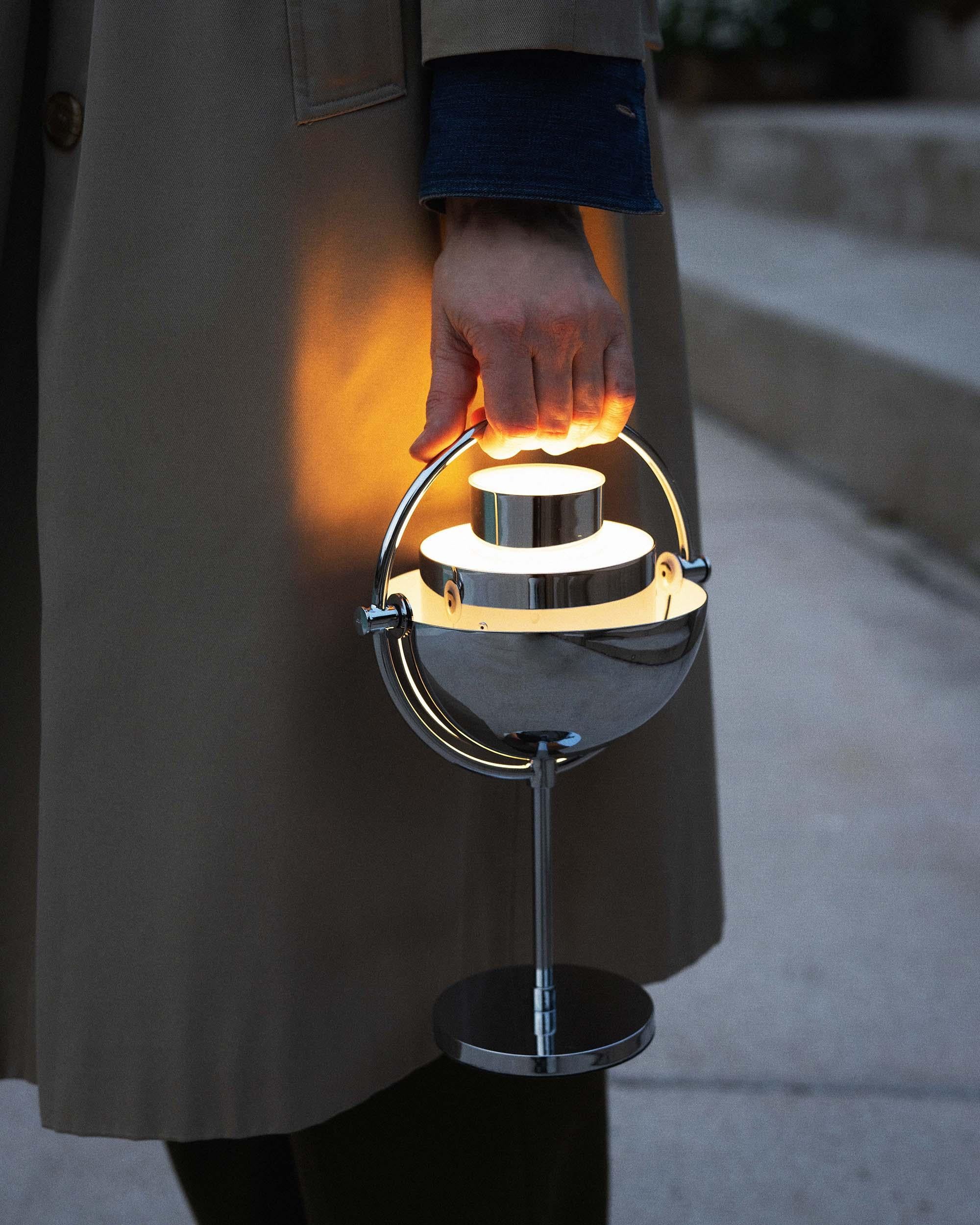 Louis Weisdorf 'Multi-Lite' lampe de table portable en chrome.

Conçue en 1972 par Weisdorf, cette nouvelle version portable du design emblématique de Weisdorf a été créée par la société danoise GUBI, qui reproduit méticuleusement son œuvre en