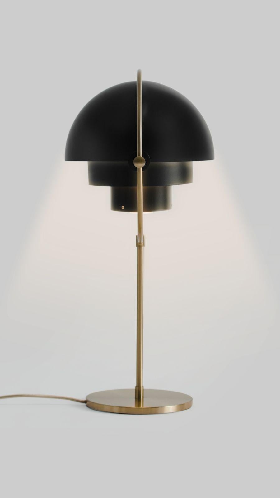 Lampe de table 'Multi-Lite' de Louis Weisdorf en noir et laiton. Conçue en 1972 par Weisdorf, il s'agit d'une réédition autorisée récemment produite par la société danoise Gubi, qui reproduit méticuleusement son travail avec une attention