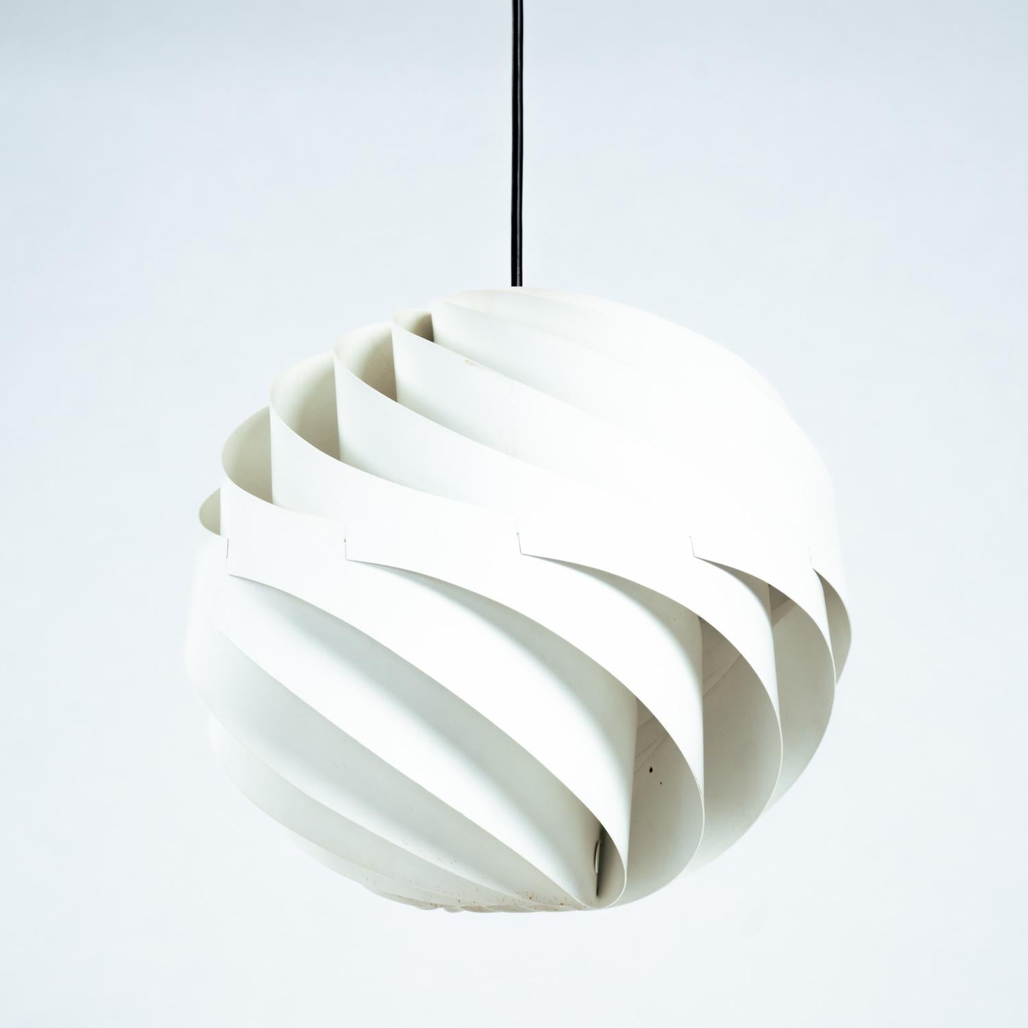 Fantastique lampe suspendue appelée Turbo conçue par Louis Weisdorf et fabriquée par Lyfa, Danemark 1965. Cette lampe suspendue est composée de couches d'aluminium tournées en turbo. Donne une très belle lumière chaude lorsqu'il est allumé, super