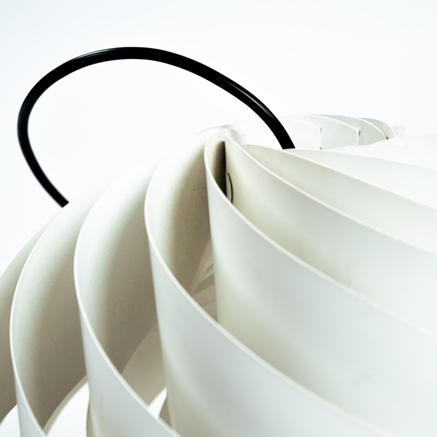 Mid-Century Modern Lampe à suspension Turbo blanche de design danois de l'ère spatiale Louis Weisdorf pour Lyfa en vente