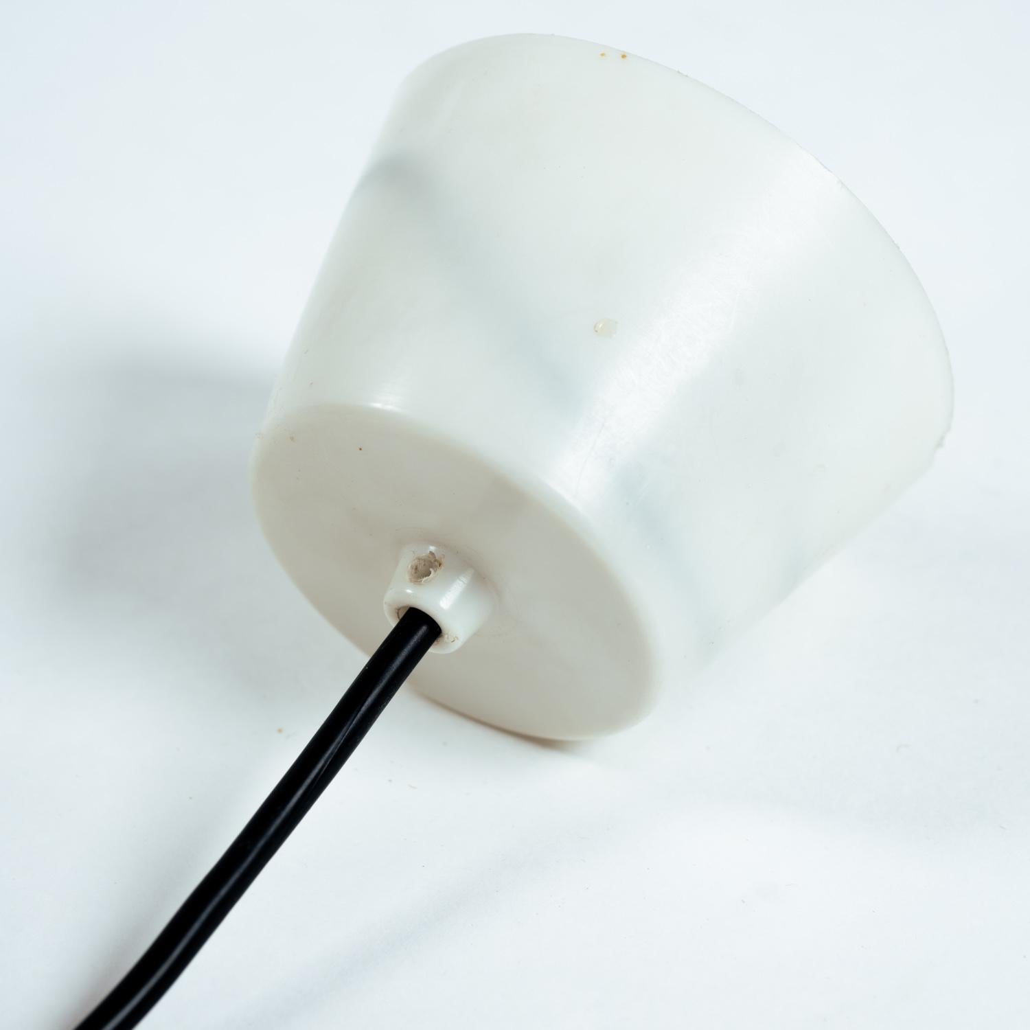 Lampe à suspension Turbo blanche de design danois de l'ère spatiale Louis Weisdorf pour Lyfa en vente 2