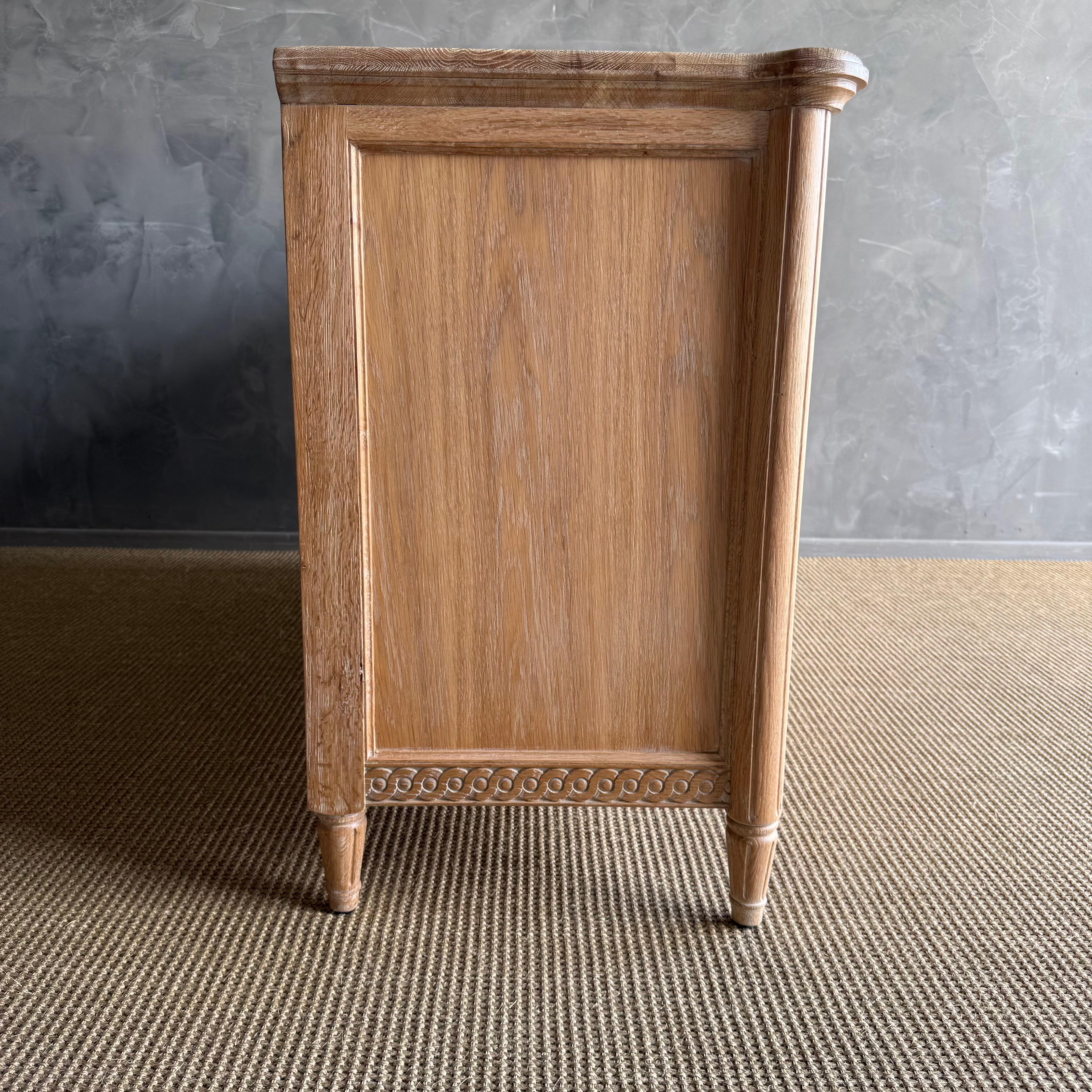 Comò Louis in Oak bianco con 6 cassetti in vendita 4