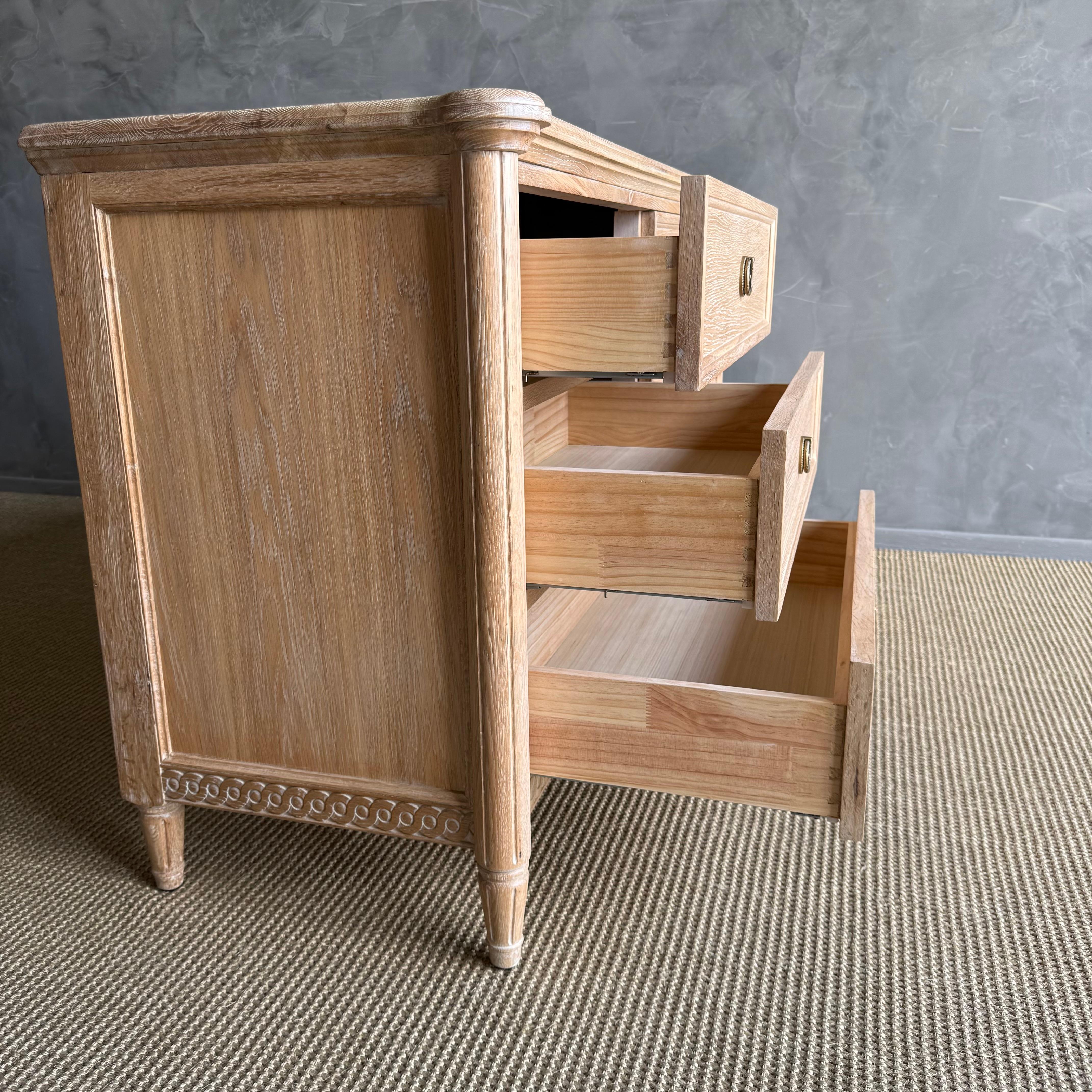 Comò Louis in Oak bianco con 6 cassetti in vendita 5