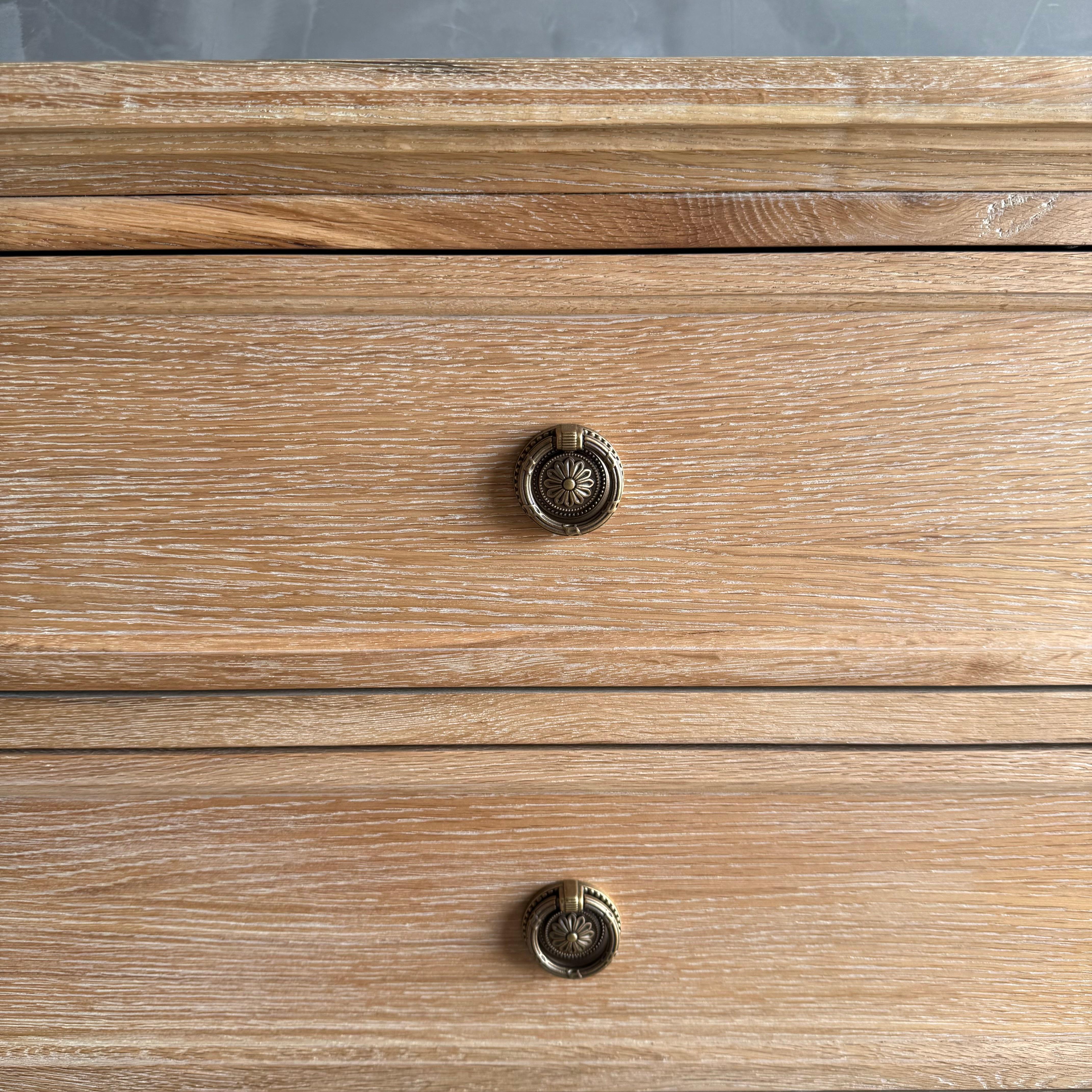 Comò Louis in Oak bianco con 6 cassetti In condizioni Nuovo in vendita a Old Town Orange, CA