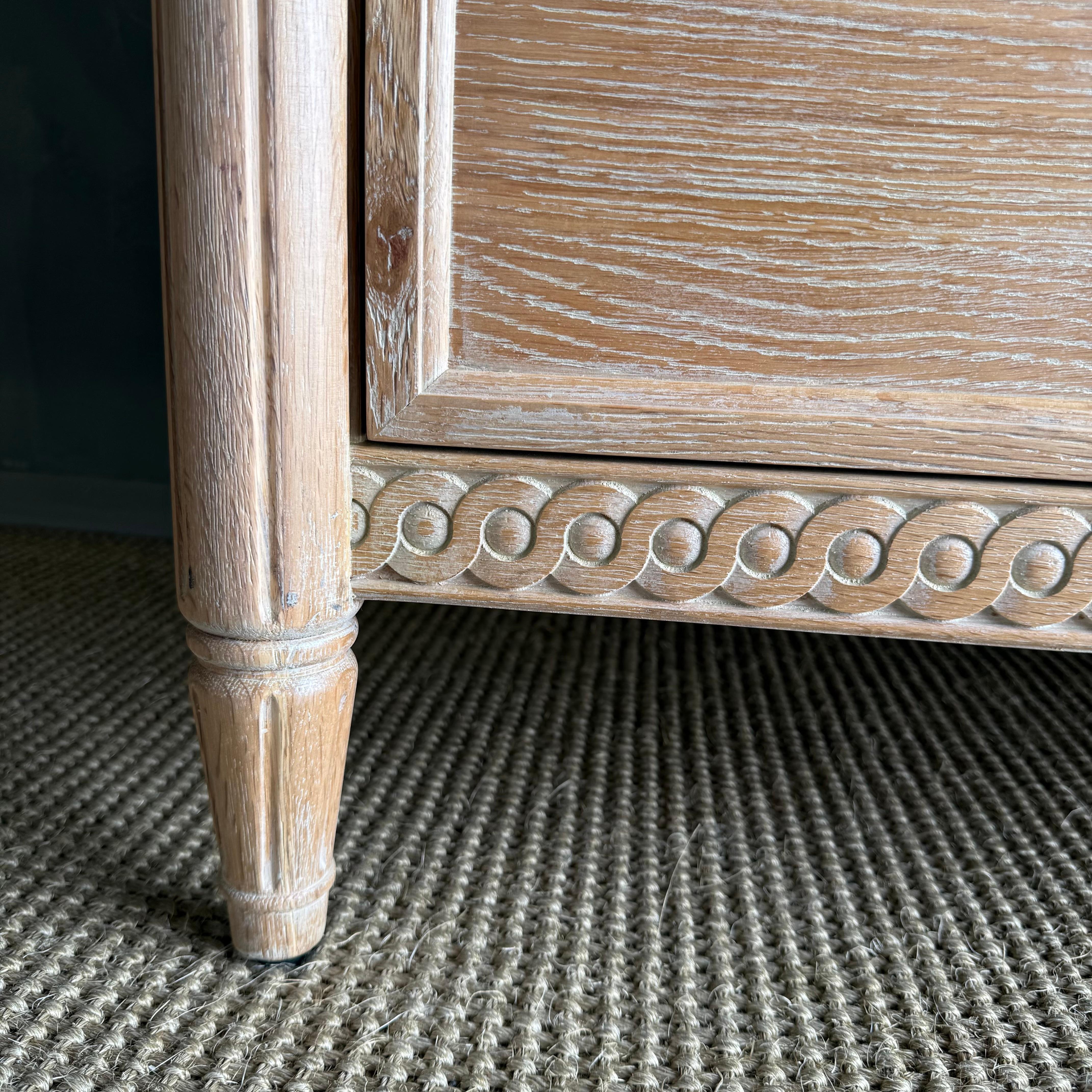 XXI secolo e contemporaneo Comò Louis in Oak bianco con 6 cassetti in vendita