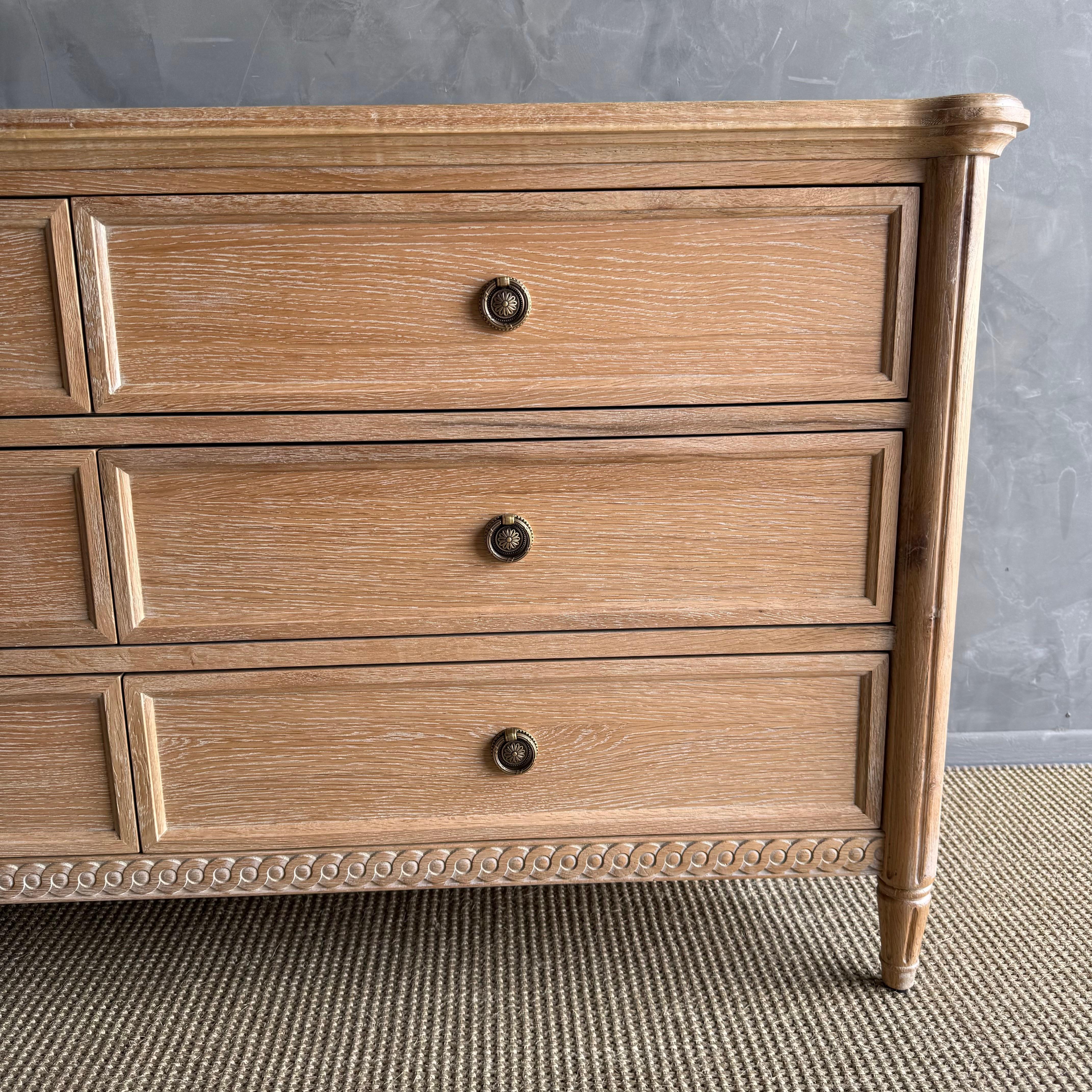 Quercia Comò Louis in Oak bianco con 6 cassetti in vendita