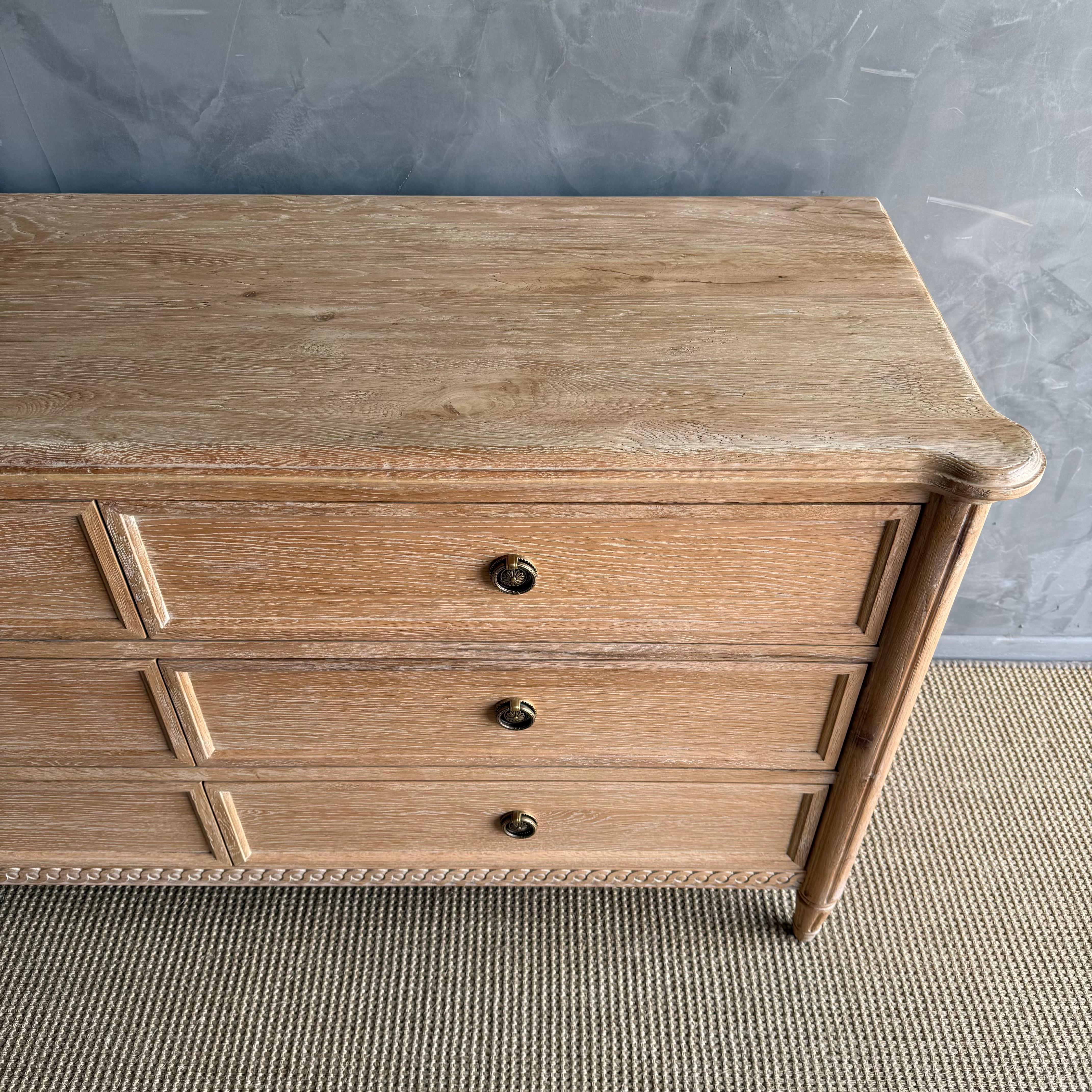 Comò Louis in Oak bianco con 6 cassetti in vendita 1