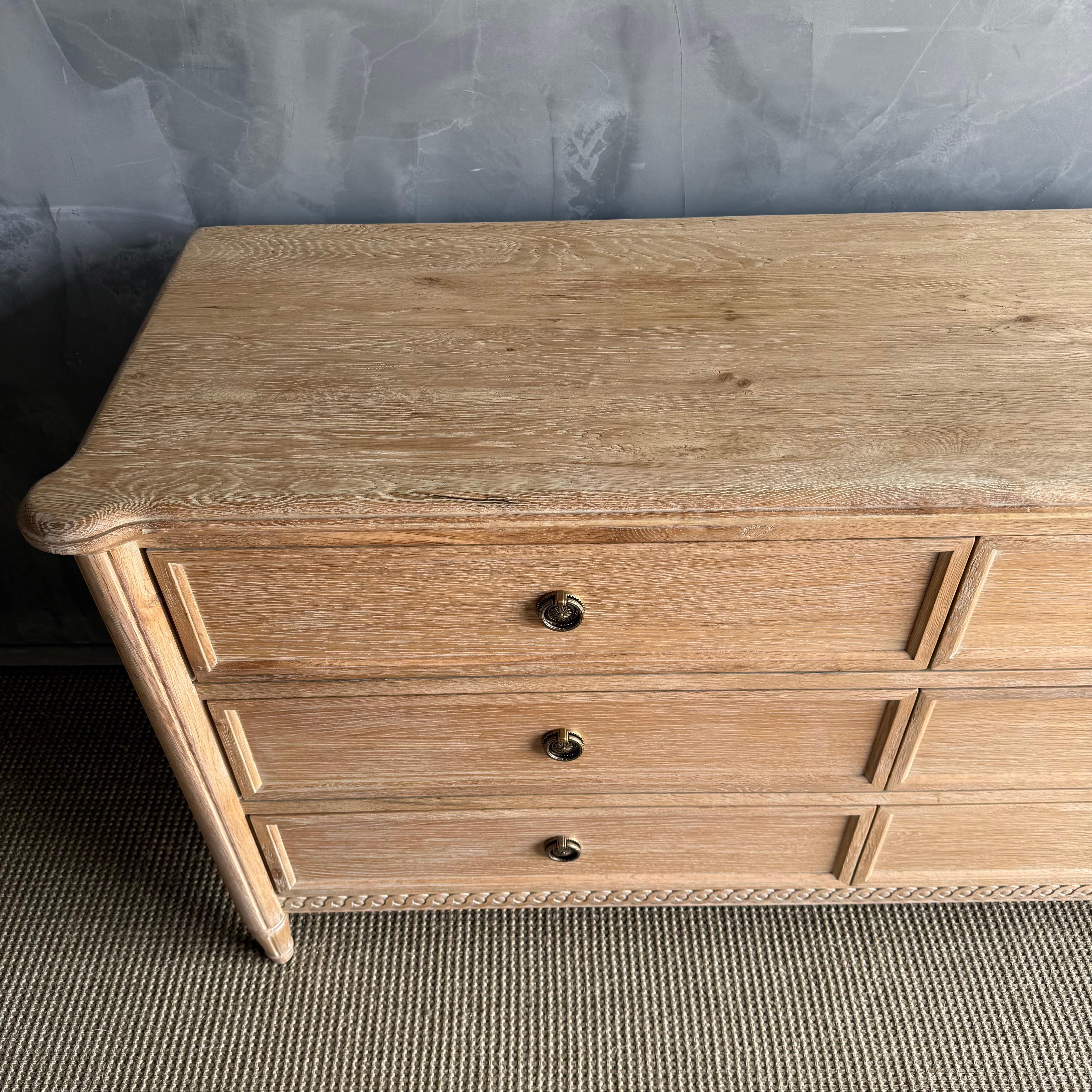 Comò Louis in Oak bianco con 6 cassetti in vendita 2