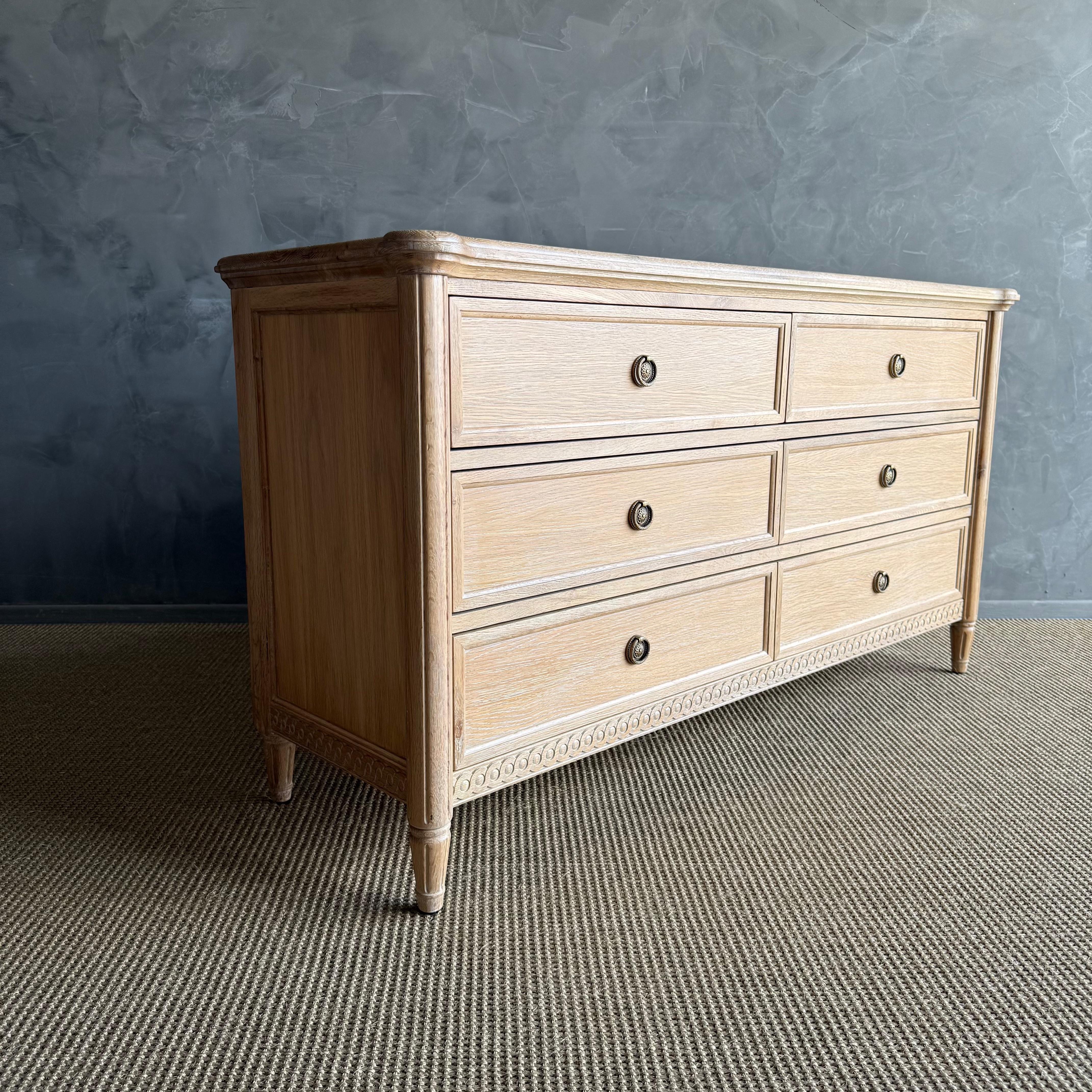 Comò Louis in Oak bianco con 6 cassetti in vendita 3